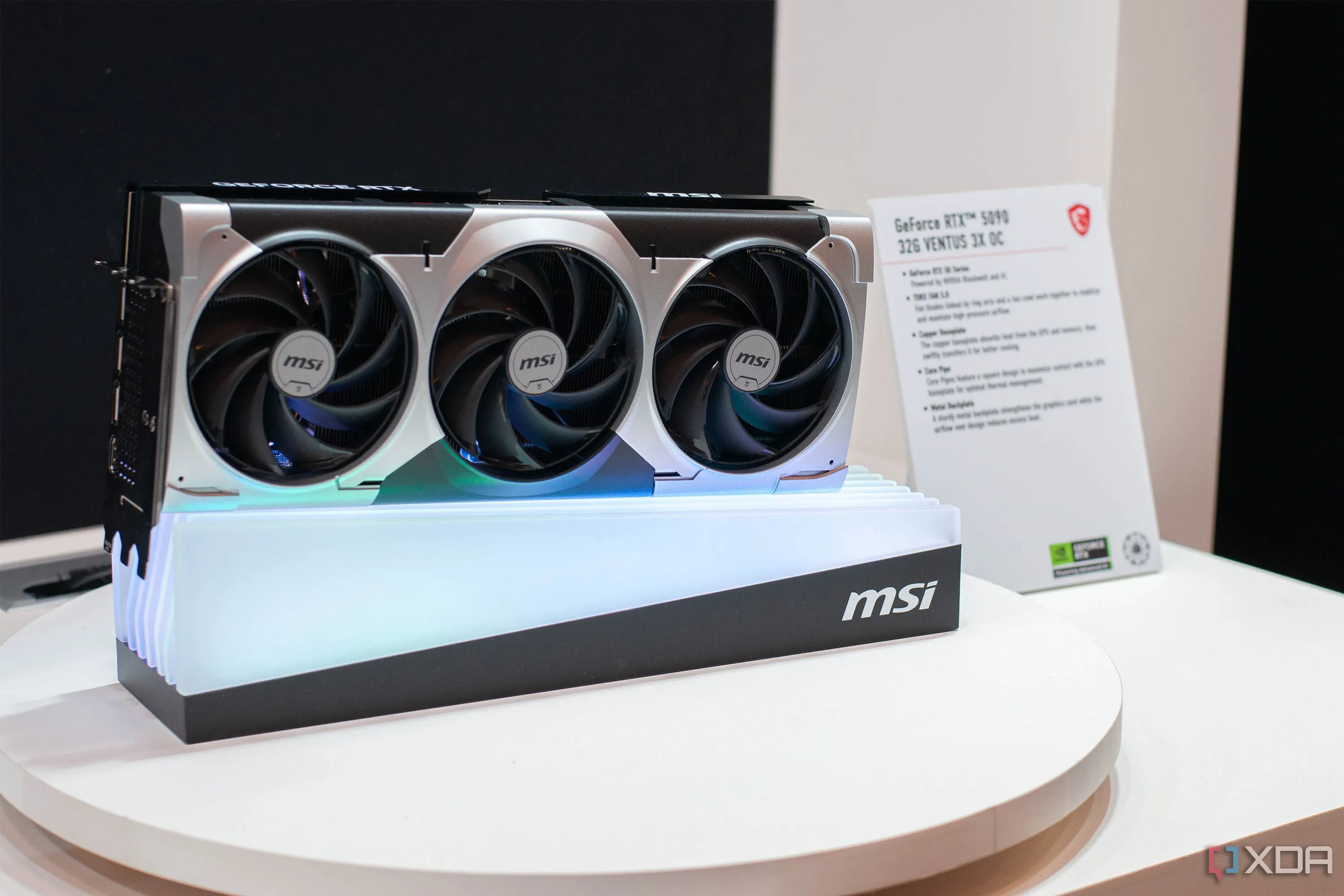Card đồ họa MSI RTX 5090 tại CES 2025, minh họa dòng GPU Nvidia gặp vấn đề ổn định driver