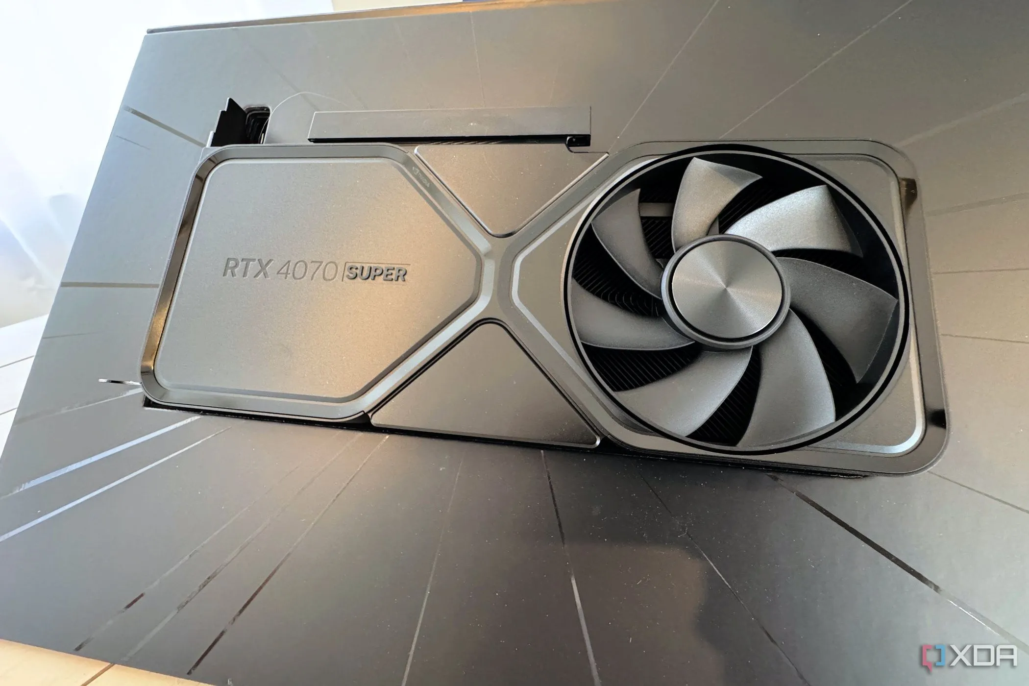 Card đồ họa Nvidia GeForce RTX 4070 Super Founders Edition trong bao bì bán lẻ
