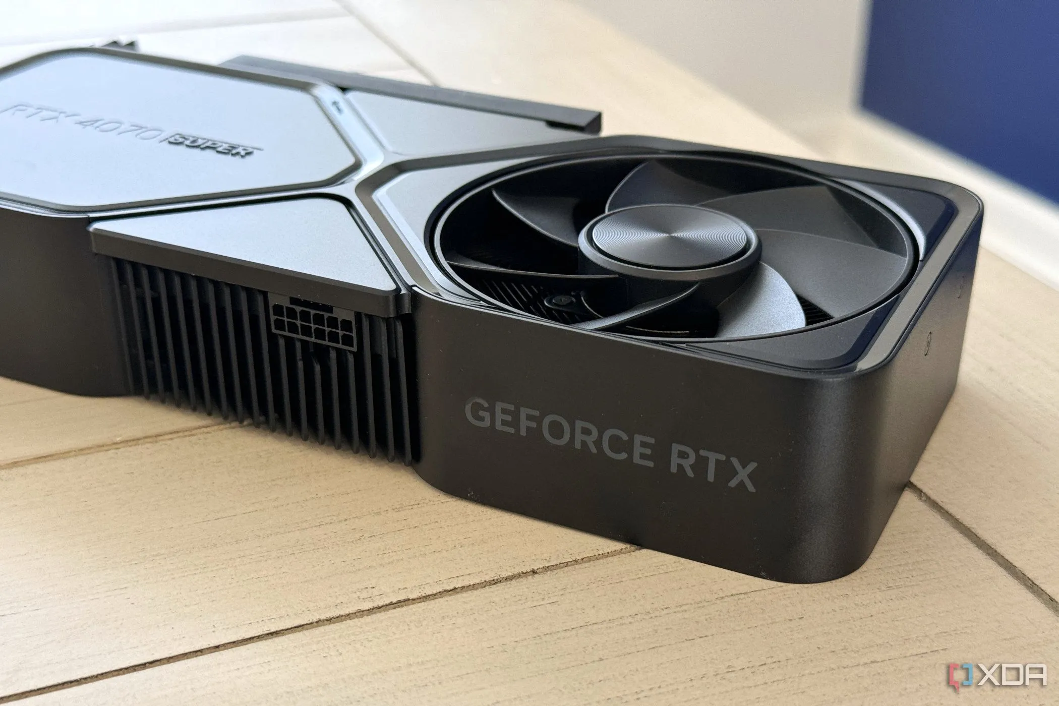 Card đồ họa Nvidia GeForce RTX 4070 Super Founders Edition từ góc nhìn cạnh bên với cổng nguồn