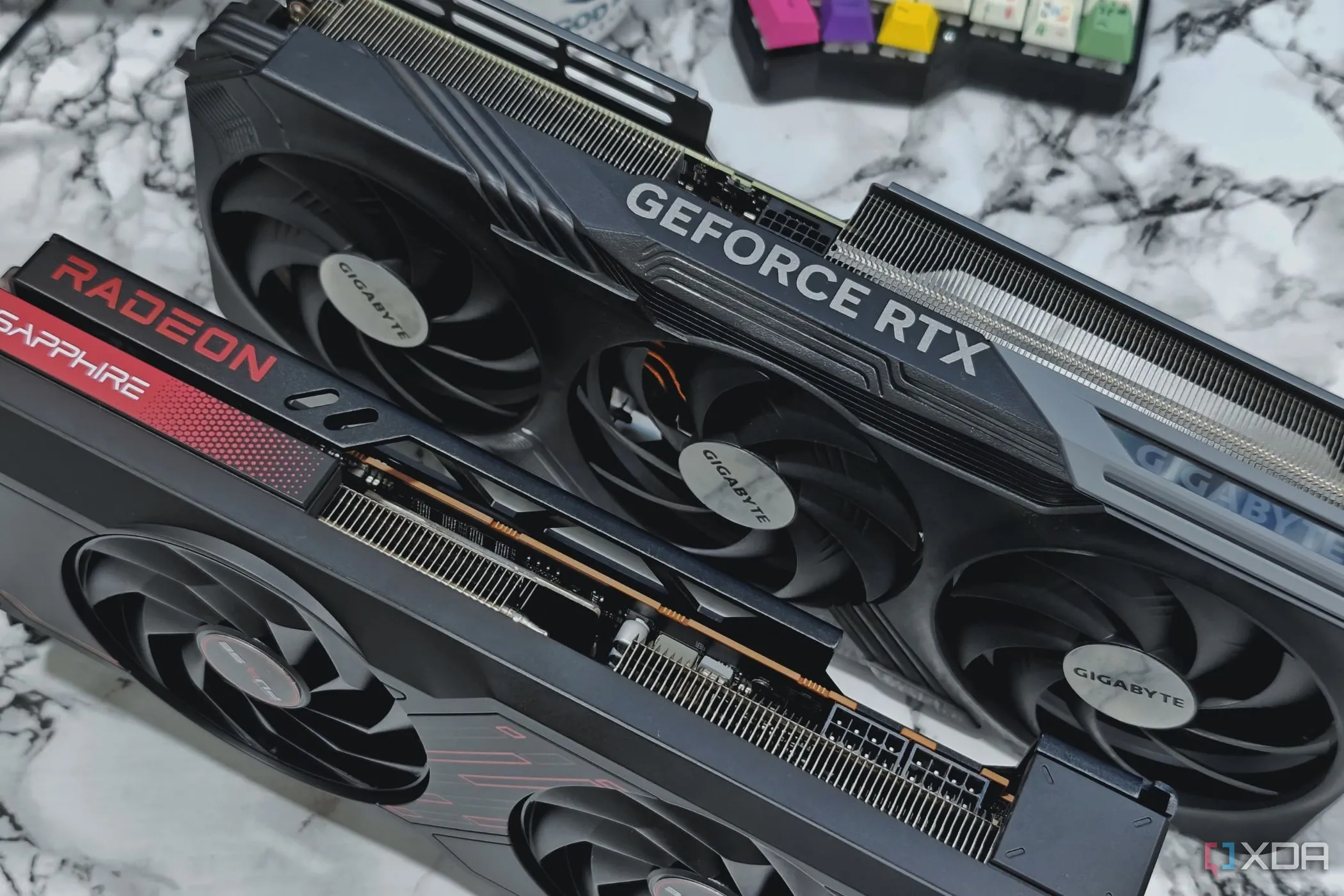 Card đồ họa NVIDIA GeForce RTX 4070 Ti và AMD Radeon RX 7700 XT trên bàn