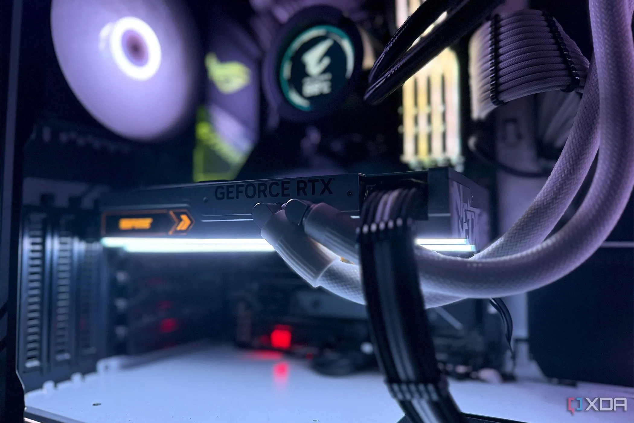 Card đồ họa NVIDIA GeForce RTX 4090 màu trắng bên trong một PC gaming đang hoạt động