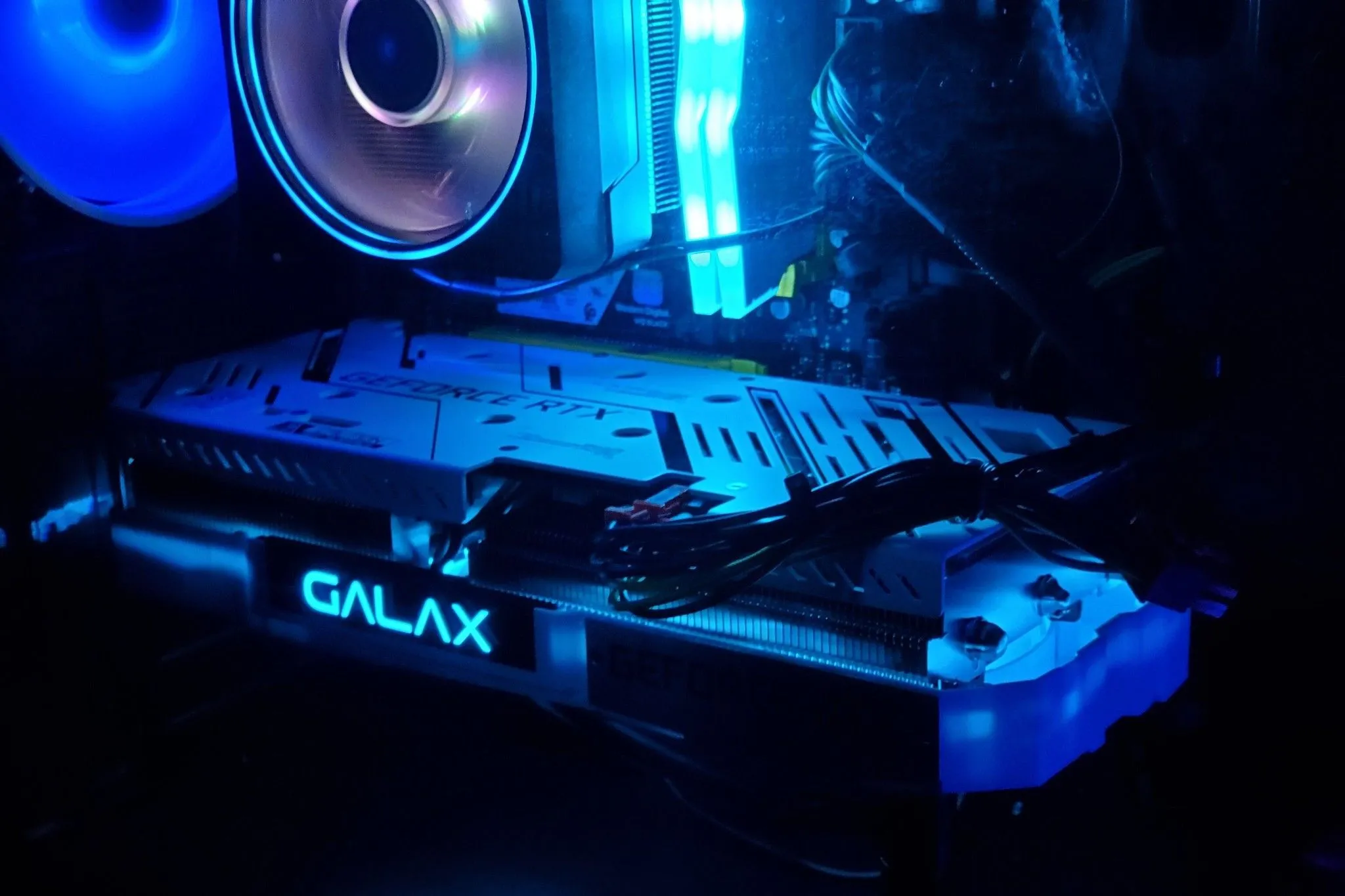 Card đồ họa RTX 3060 Ti của Galax được lắp đặt bên trong một bộ PC gaming