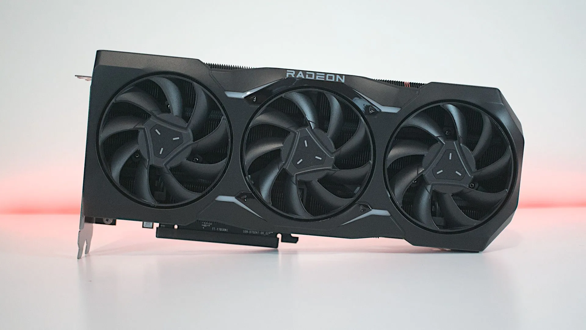 Card đồ họa tham chiếu AMD Radeon RX 7900 XTX với thiết kế quạt