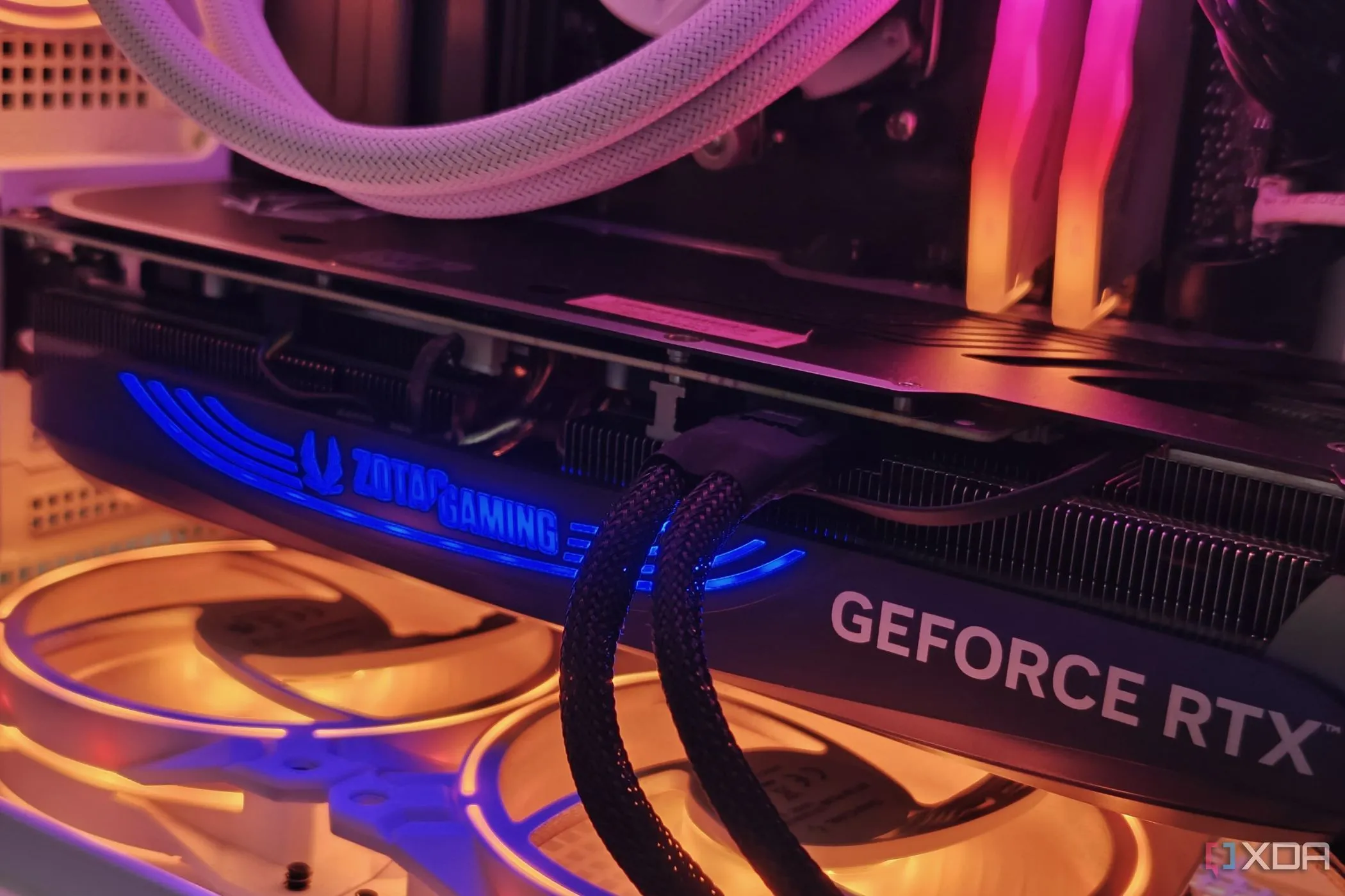 Card đồ họa Zotac Gaming GeForce RTX 4070 Super Trinity Black Edition được lắp đặt trong máy tính, minh họa cho phân khúc GPU cao cấp của Nvidia