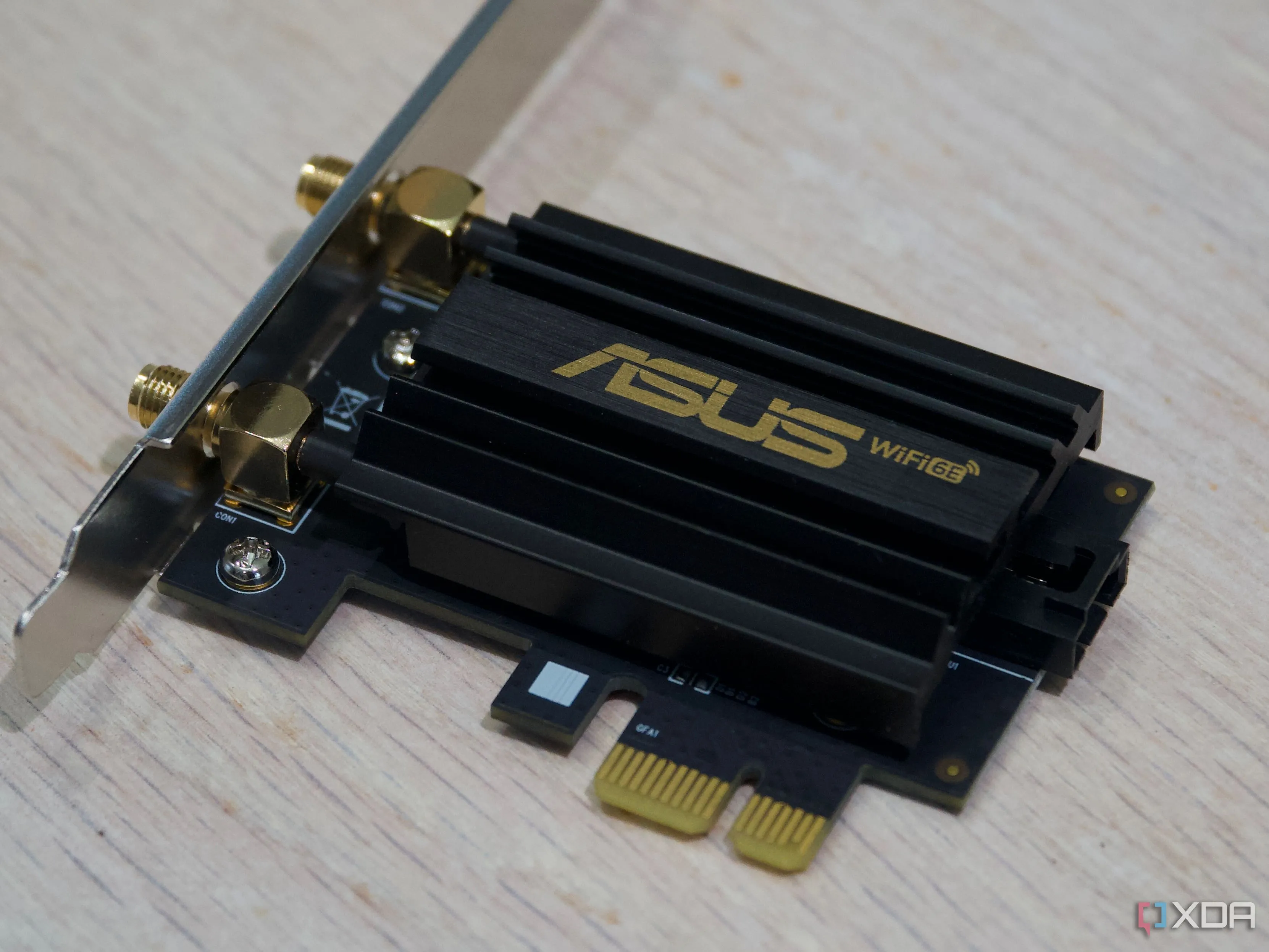 Card Wi-Fi PCIe Asus PCE-AXE59BT với tản nhiệt, minh họa linh kiện bên trong máy tính để bàn