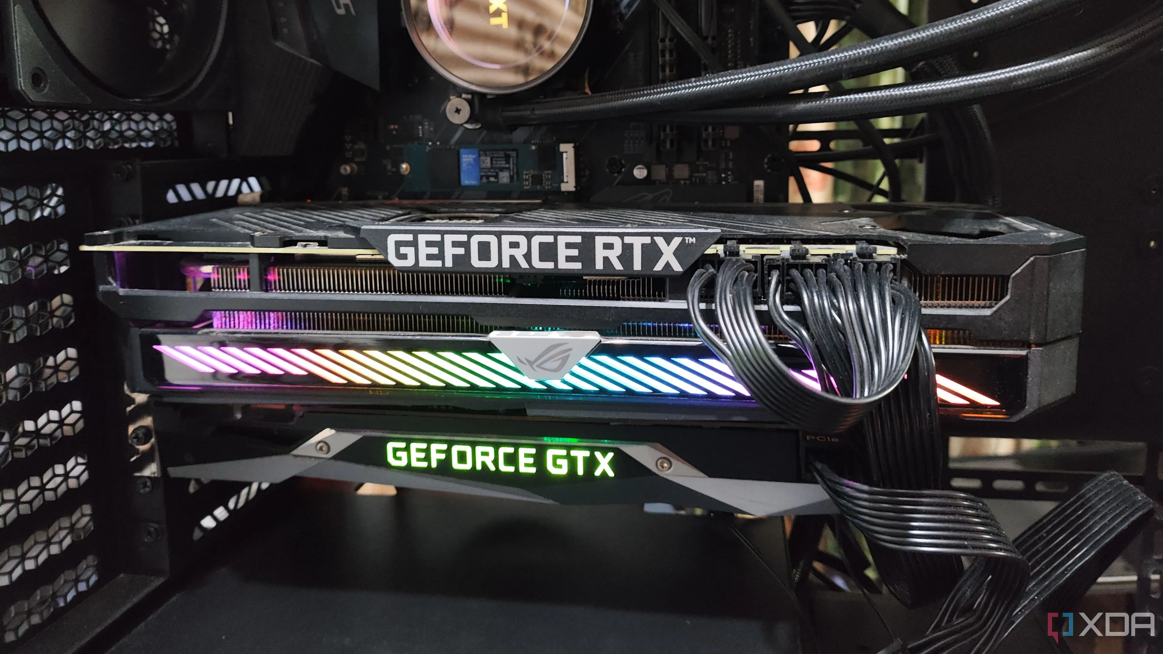 Cấu hình hệ thống với hai GPU NVIDIA RTX 3080 Ti và GTX 1080 sẵn sàng cho truyền qua phần cứng VM