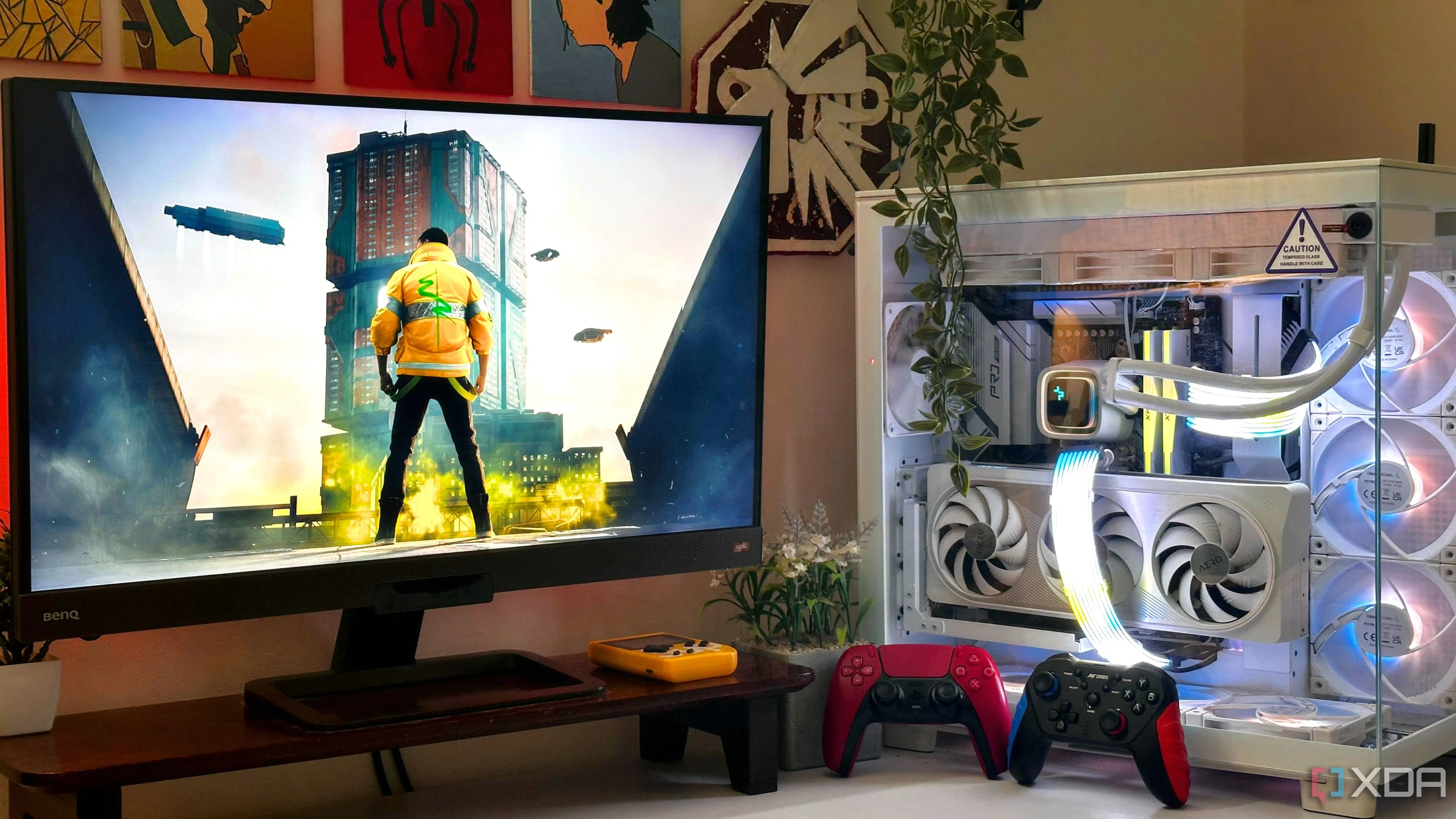 Cấu hình máy tính chơi Cyberpunk 2077 cùng hai tay cầm chơi game, gợi nhớ sự đa dạng của các tựa game phi live service.