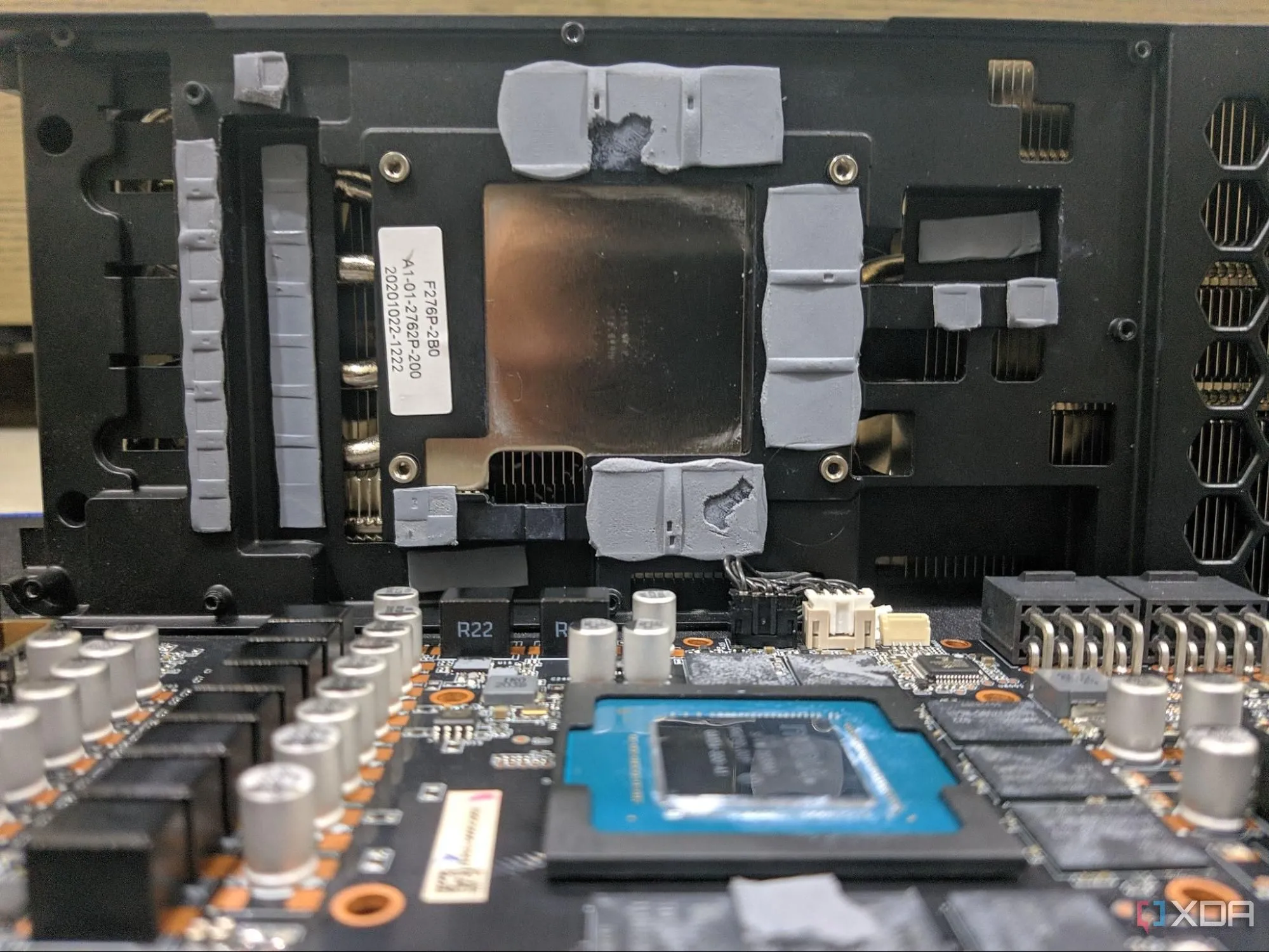 Cấu tạo bên trong GPU RTX với heatsink và các miếng dán tản nhiệt VRM, VRAM