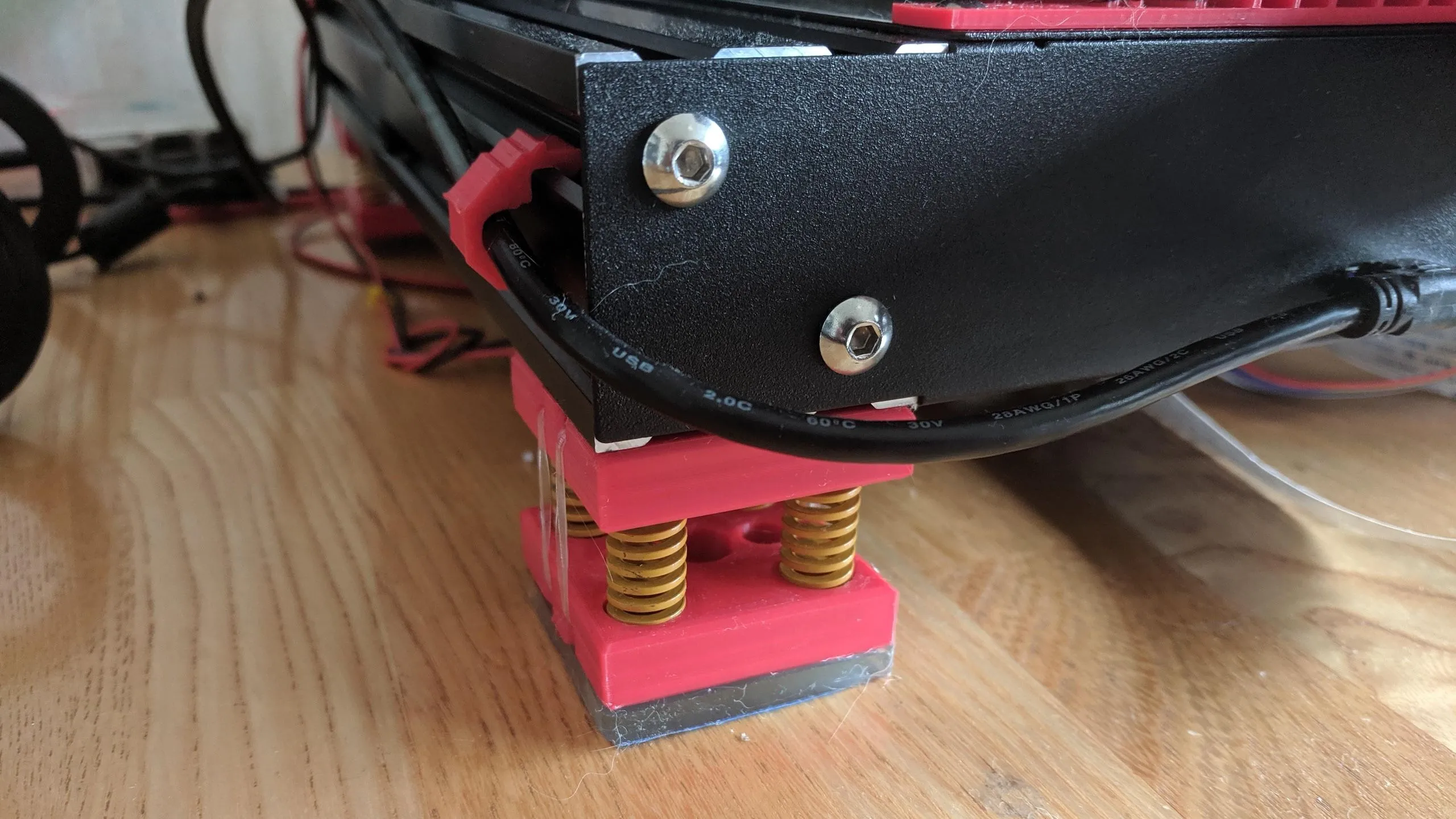 Chân đế giảm rung làm từ nhựa in 3D TPU hoặc PETG bị lỗi, được tận dụng để ổn định máy in 3D và các thiết bị điện tử khác.