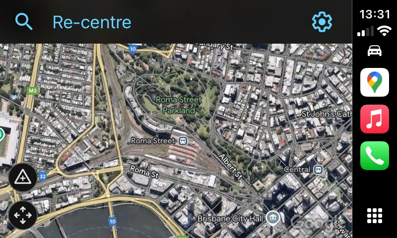Chế độ xem bản đồ vệ tinh trên Google Maps CarPlay, hiển thị hình ảnh thực tế từ trên cao.