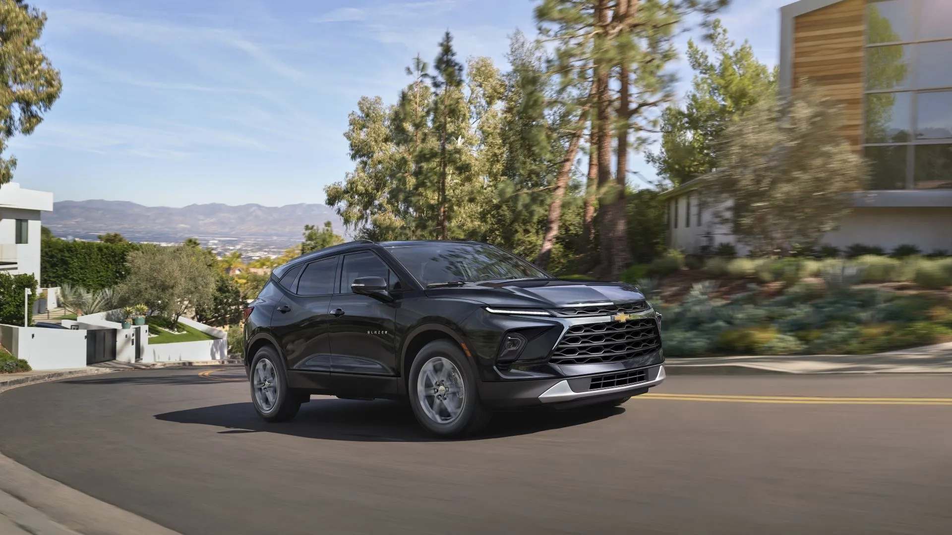 Chevrolet Blazer 2025 màu đỏ thể thao đang di chuyển, nổi bật với thiết kế năng động