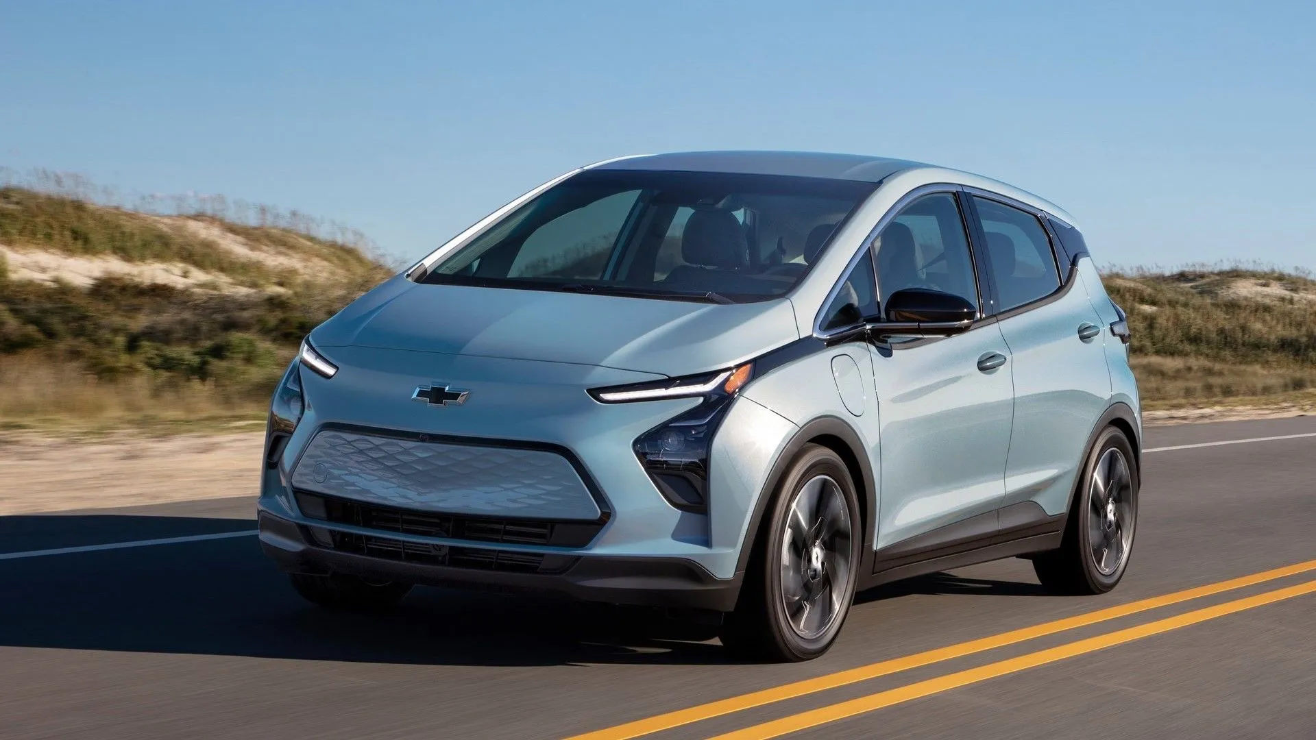 Chevrolet Bolt EV 2022 màu xanh, xe điện nhỏ gọn giá cả phải chăng và bền bỉ.