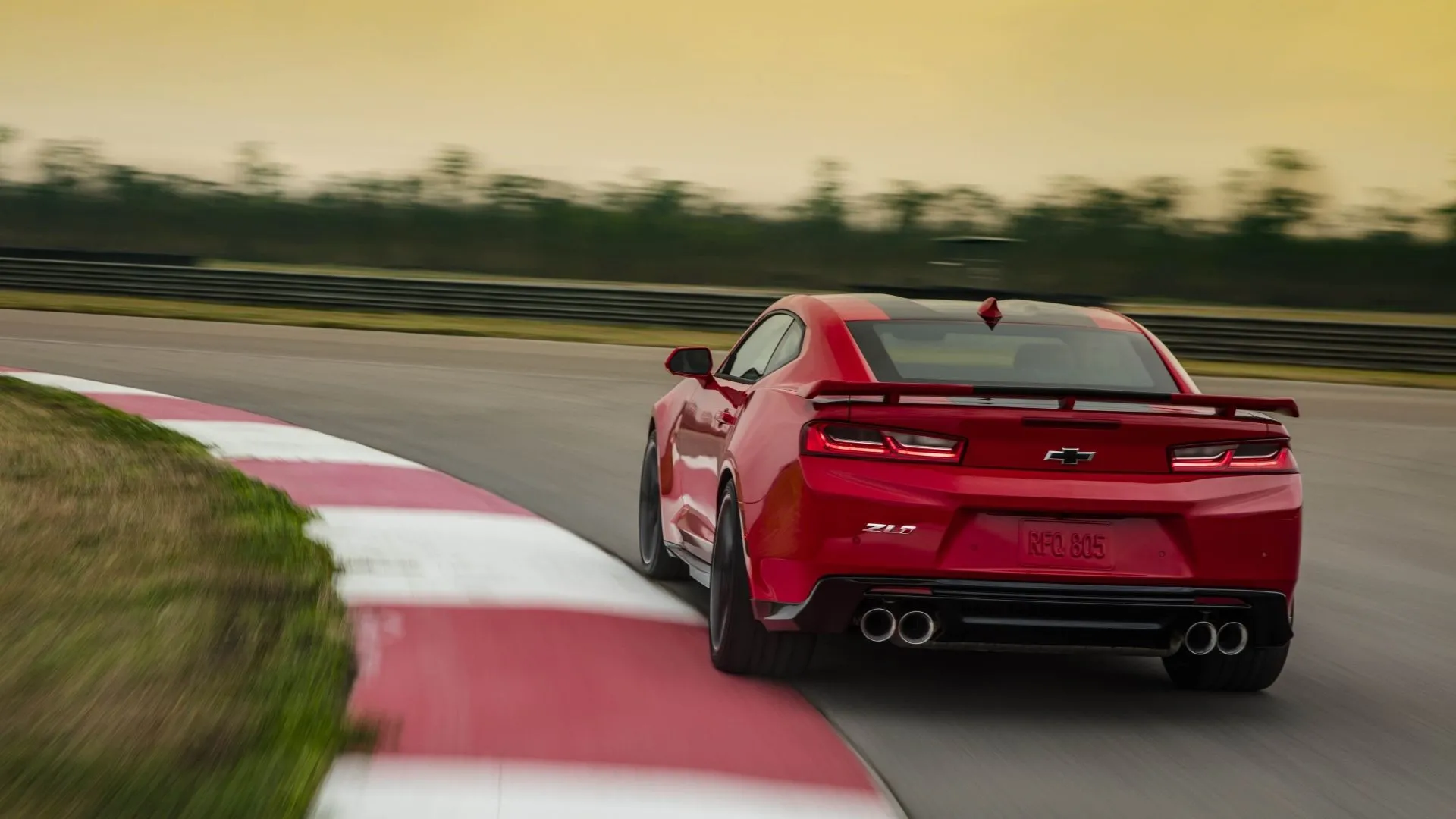 Chevrolet Camaro 2023 đang vào cua trên đường đua