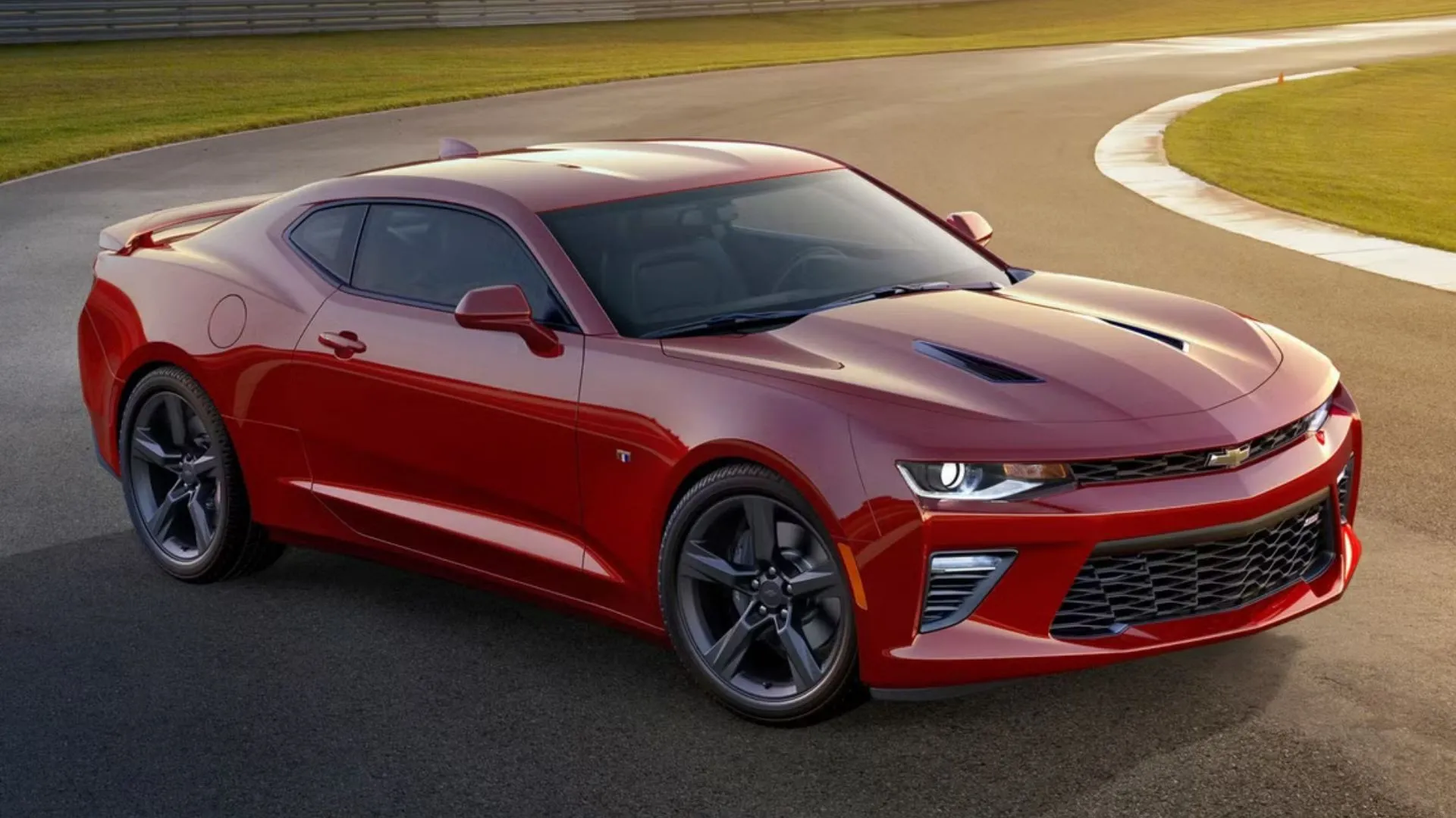 Chevrolet Camaro SS Coupe 2018 màu đỏ đậu trên đường đua, xe cơ bắp Mỹ với động cơ V8 mạnh mẽ