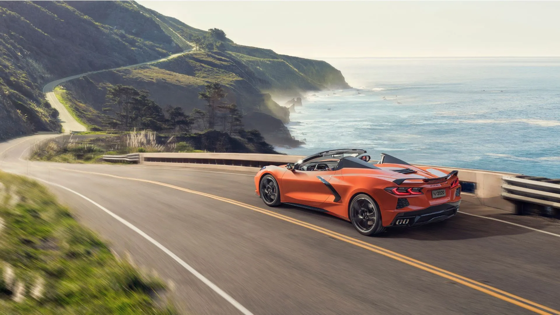 Chevrolet Corvette Stingray Convertible 2020 màu cam chạy trên đường ven biển