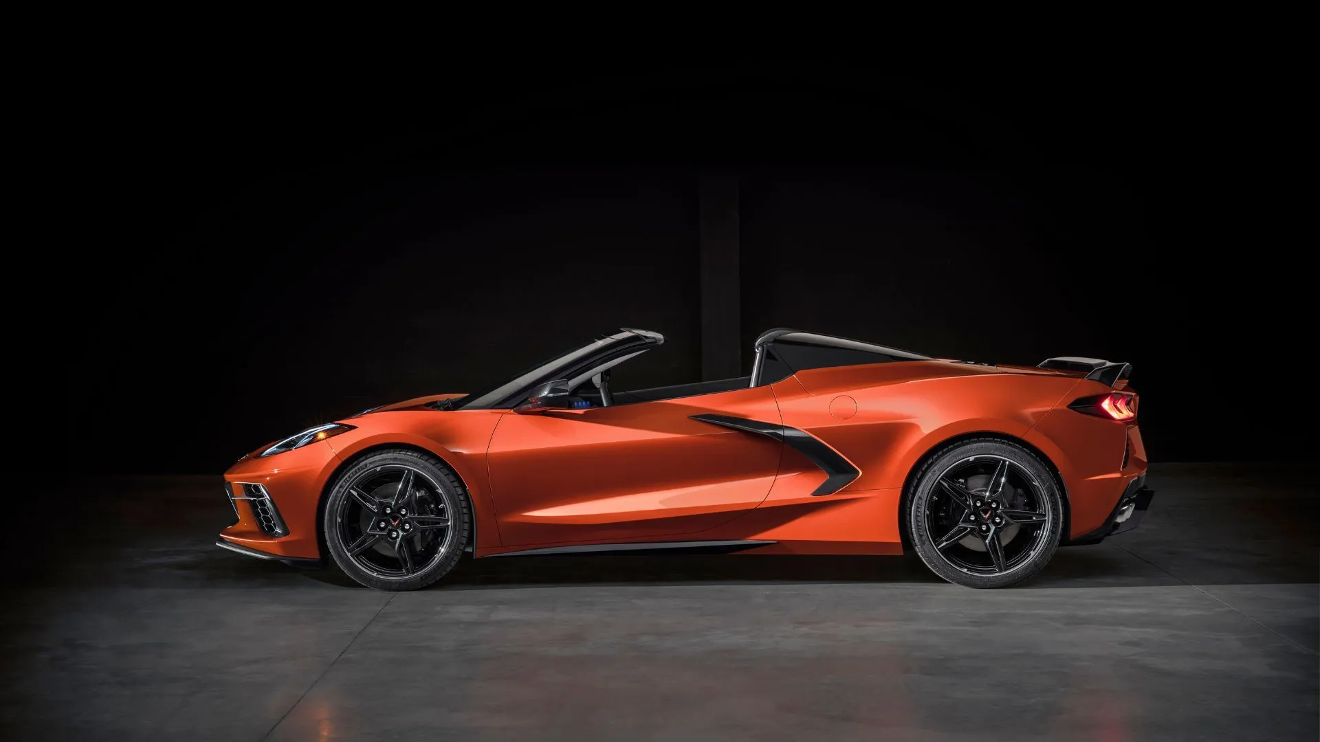 Chevrolet Corvette Stingray Convertible 2020 màu cam trong studio