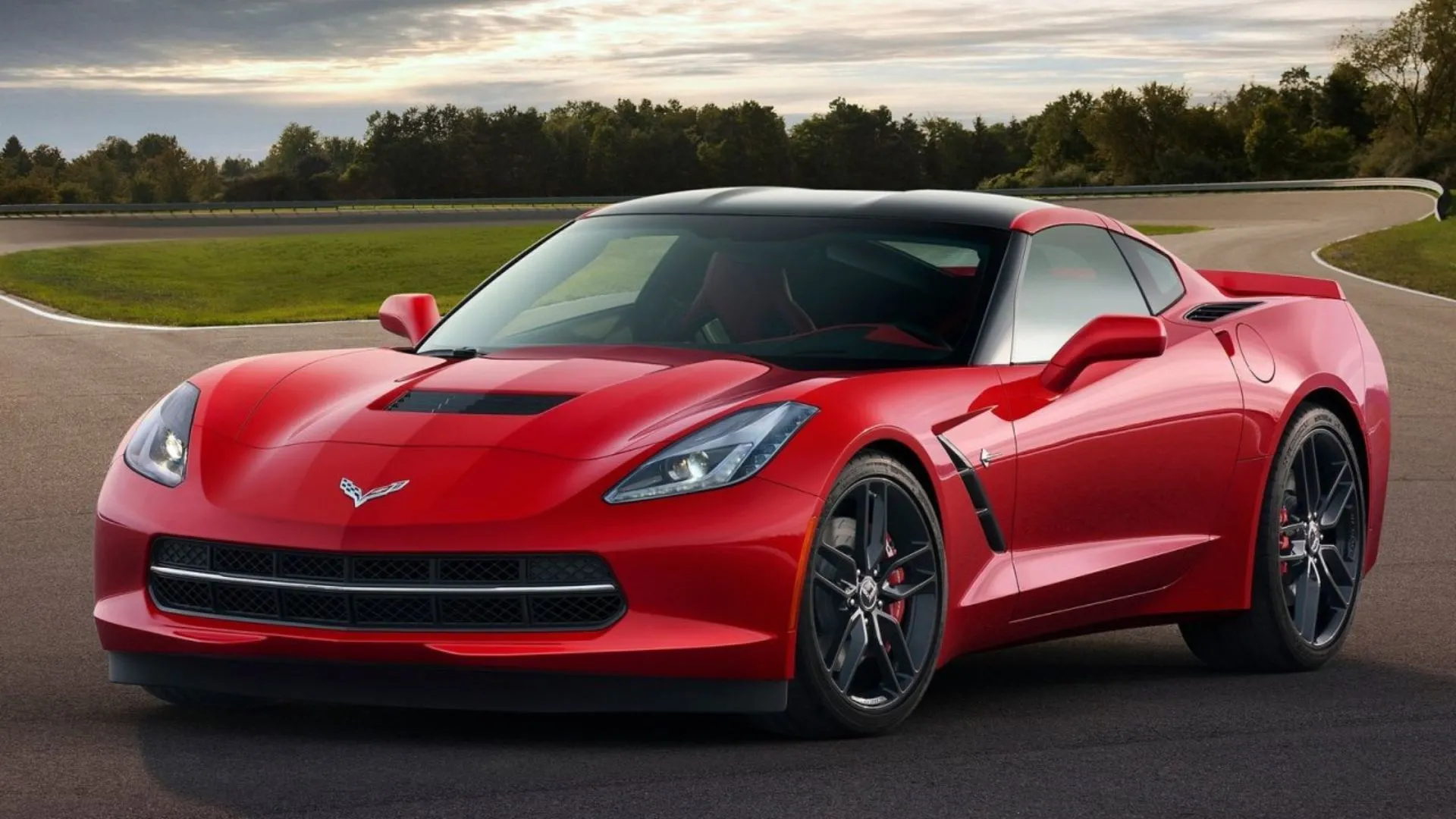 Chevrolet Corvette Stingray Coupe màu đỏ đời 2017 đậu trên đường đua, mẫu xe cơ bắp Mỹ hiệu suất vượt trội với động cơ V8 mạnh mẽ.
