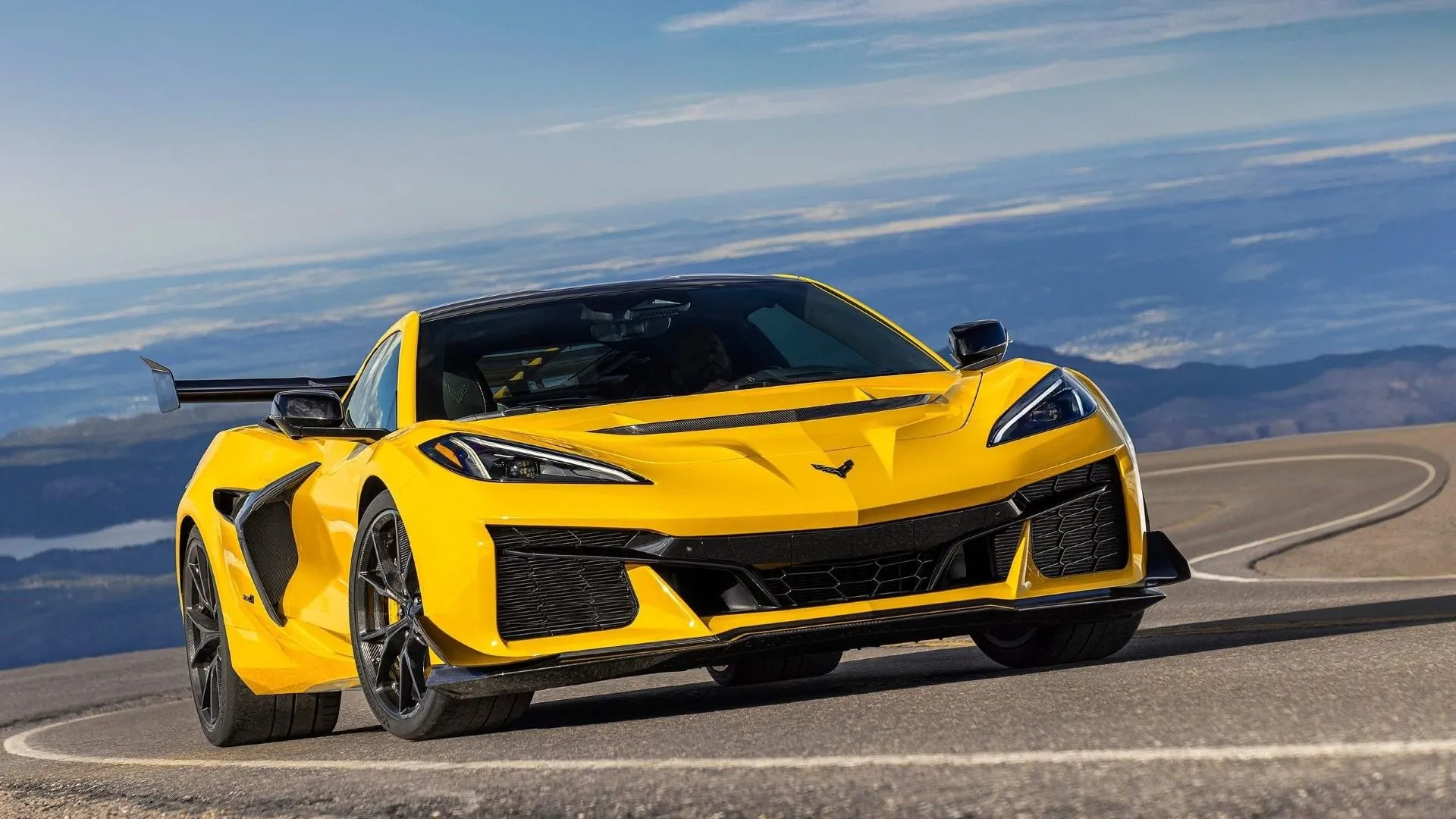 Chevrolet Corvette ZR1 2025 màu vàng từ góc 3/4 phía trước, biểu tượng xe thể thao hiệu suất cao đáng tin cậy