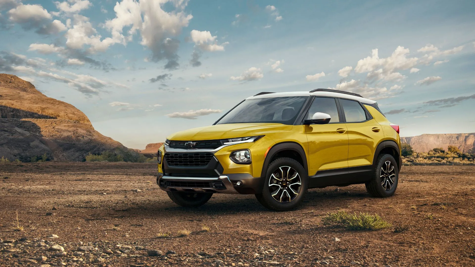 Chevrolet Trailblazer 2026 màu vàng đậu trong sa mạc, thể hiện khả năng vượt địa hình và phong cách trẻ trung của mẫu SUV cỡ nhỏ AWD.