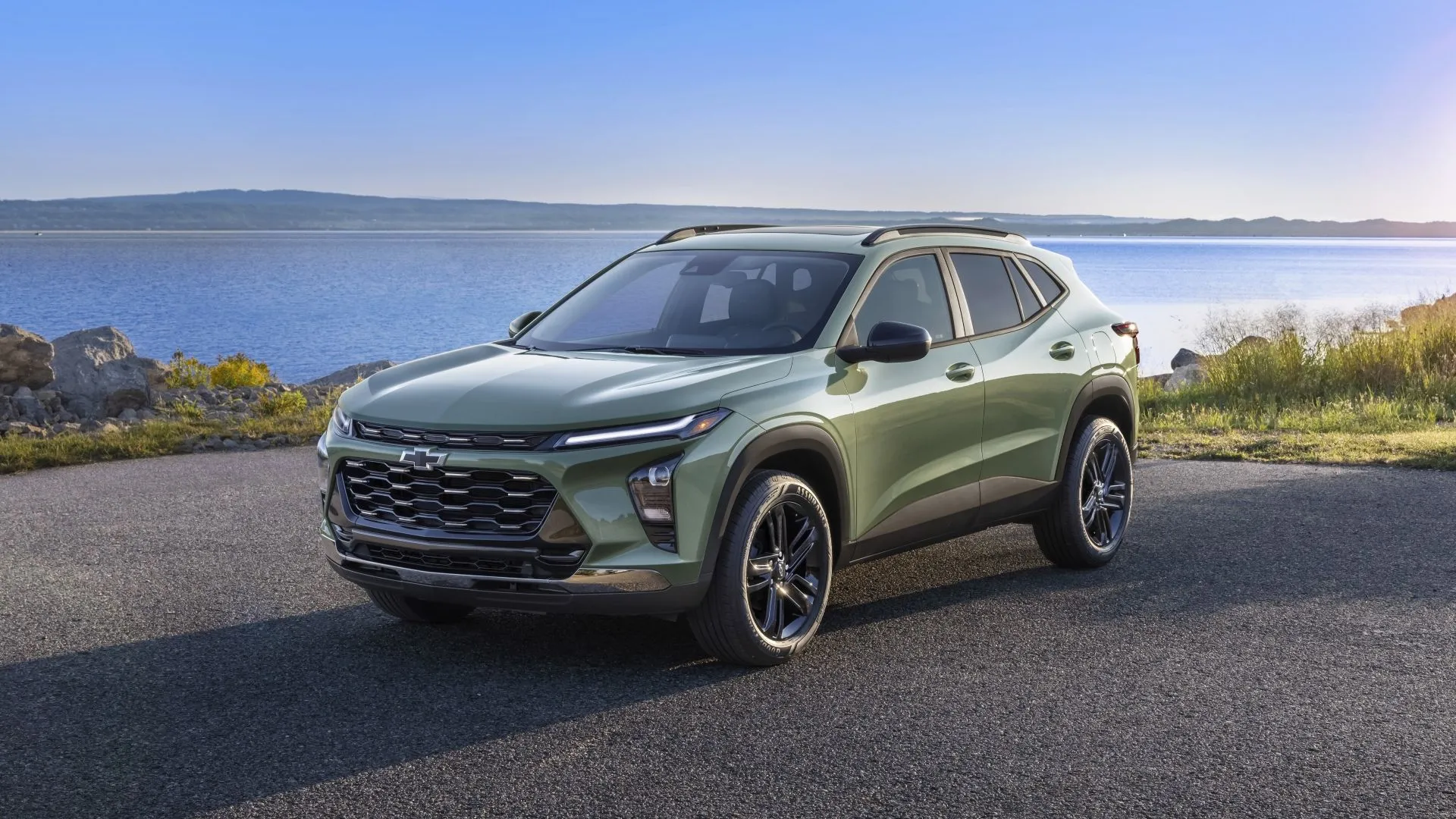 Chevrolet Trax 2024 bản Activ màu xanh ngọc với thiết kế hiện đại