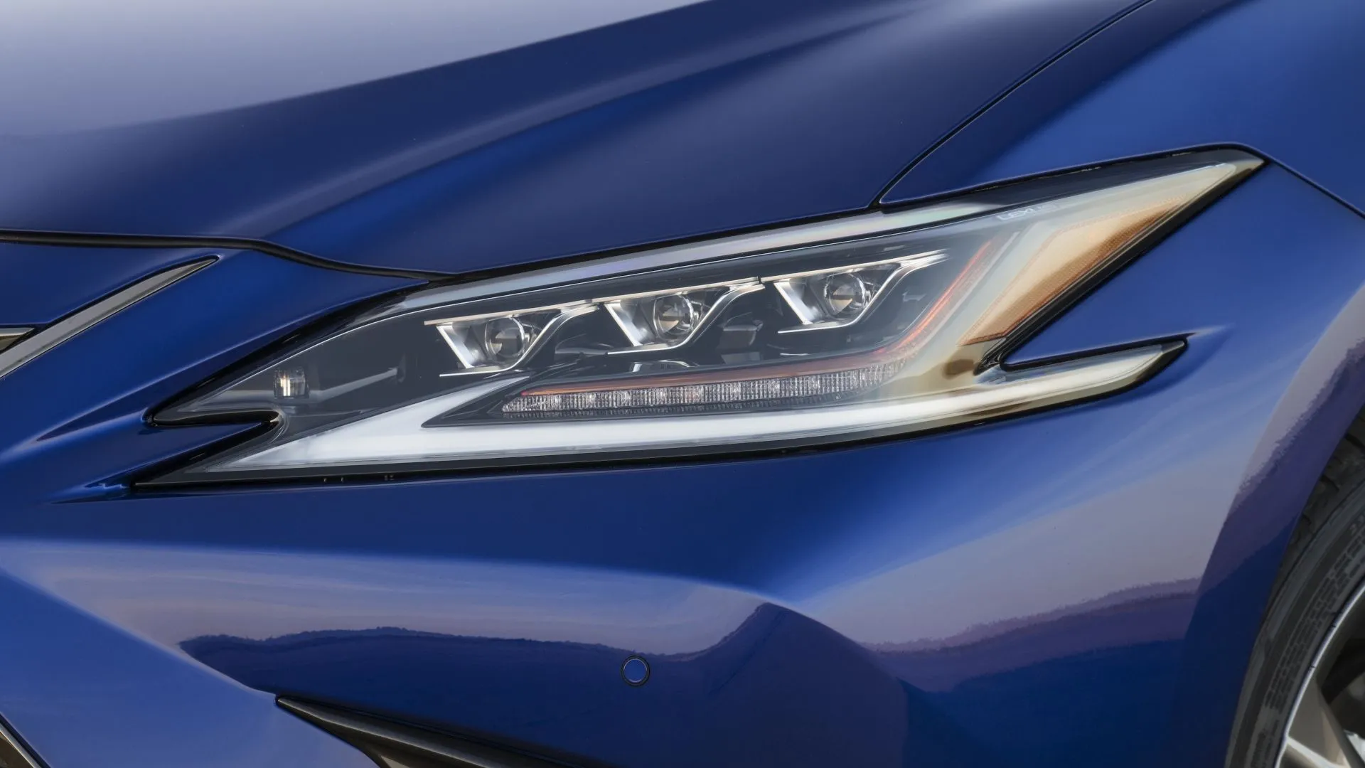 Chi tiết đèn pha LED sắc nét của Lexus ES đời 2020, điểm nhấn trong thiết kế sang trọng và hiện đại của xe