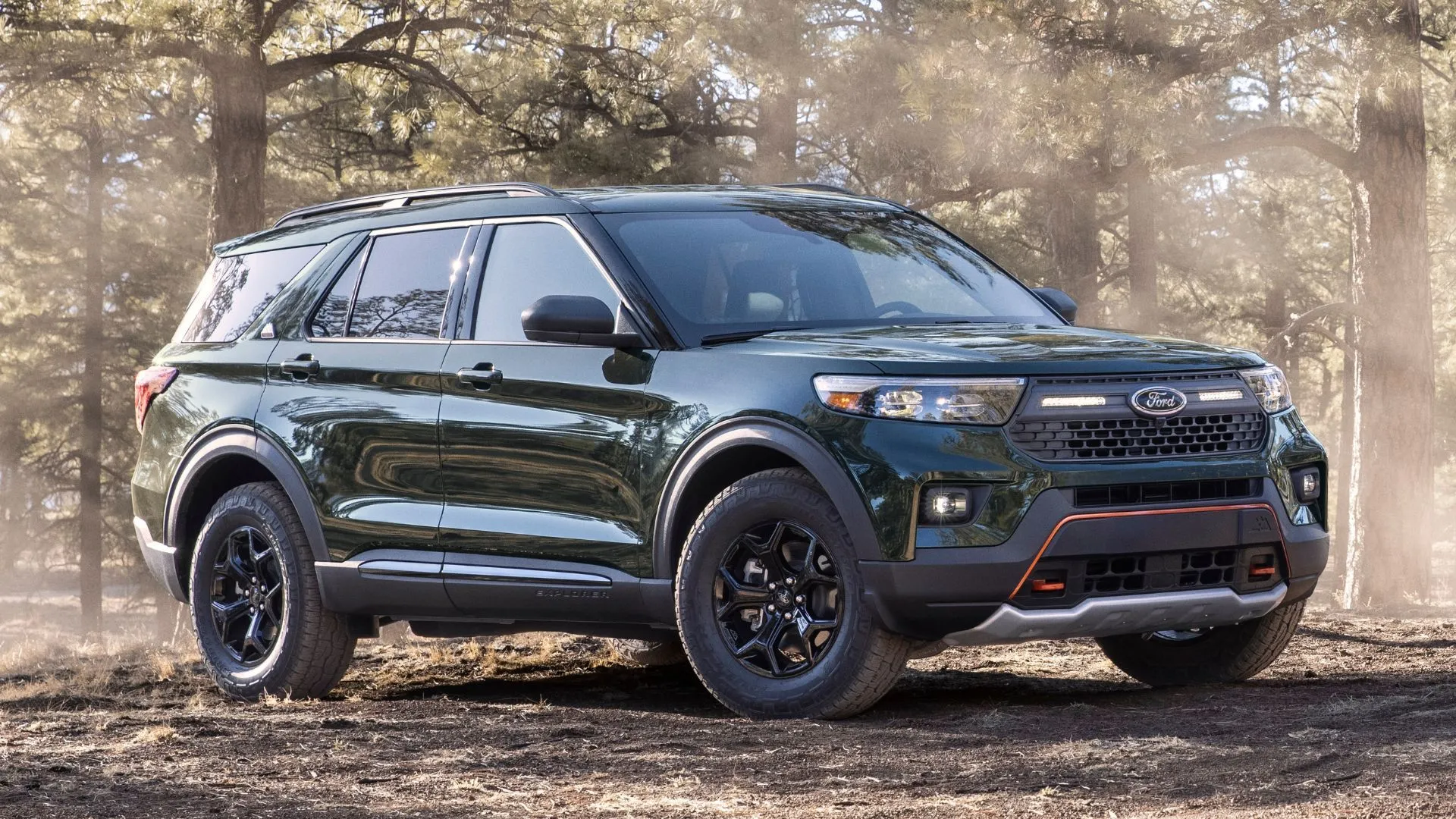 Chiếc Ford Explorer Timberline 2021 màu xanh lá cây đỗ trong rừng