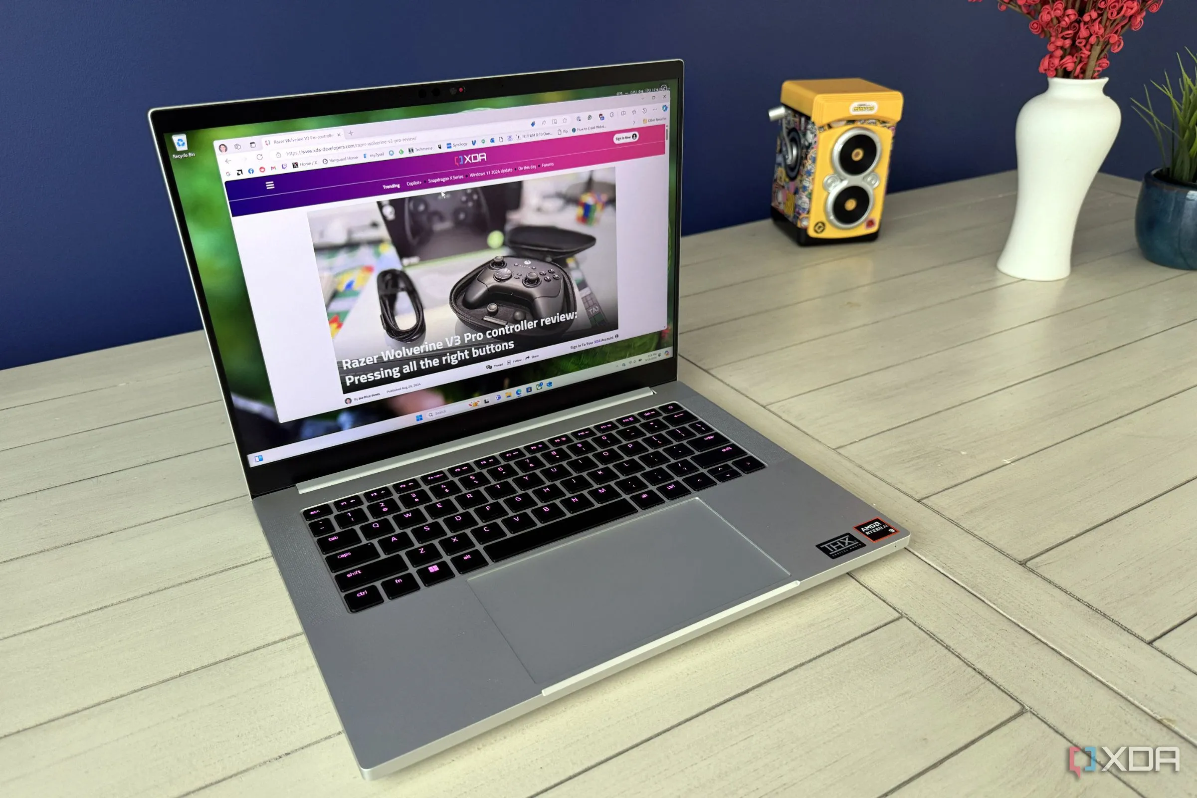 Chiếc laptop Razer Blade 14 (2024) đang hiển thị trang web XDA, tượng trưng cho việc undervolting giúp kéo dài tuổi thọ thiết bị cao cấp.