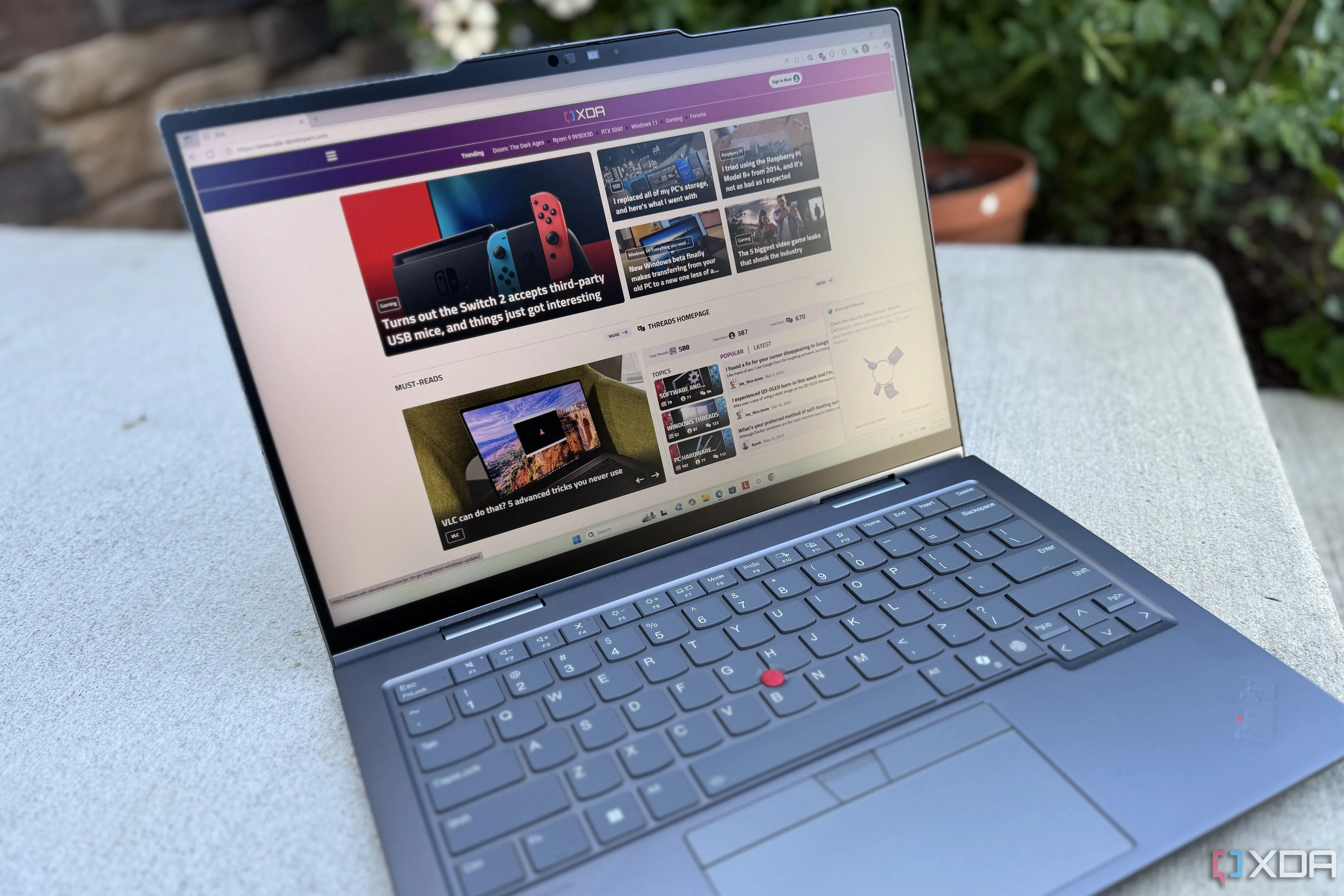 Chiếc laptop ThinkPad X1 2-in-1 hiển thị giao diện website XDA-Developers, nhấn mạnh vai trò trung tâm của nội dung trong trải nghiệm Internet người dùng.