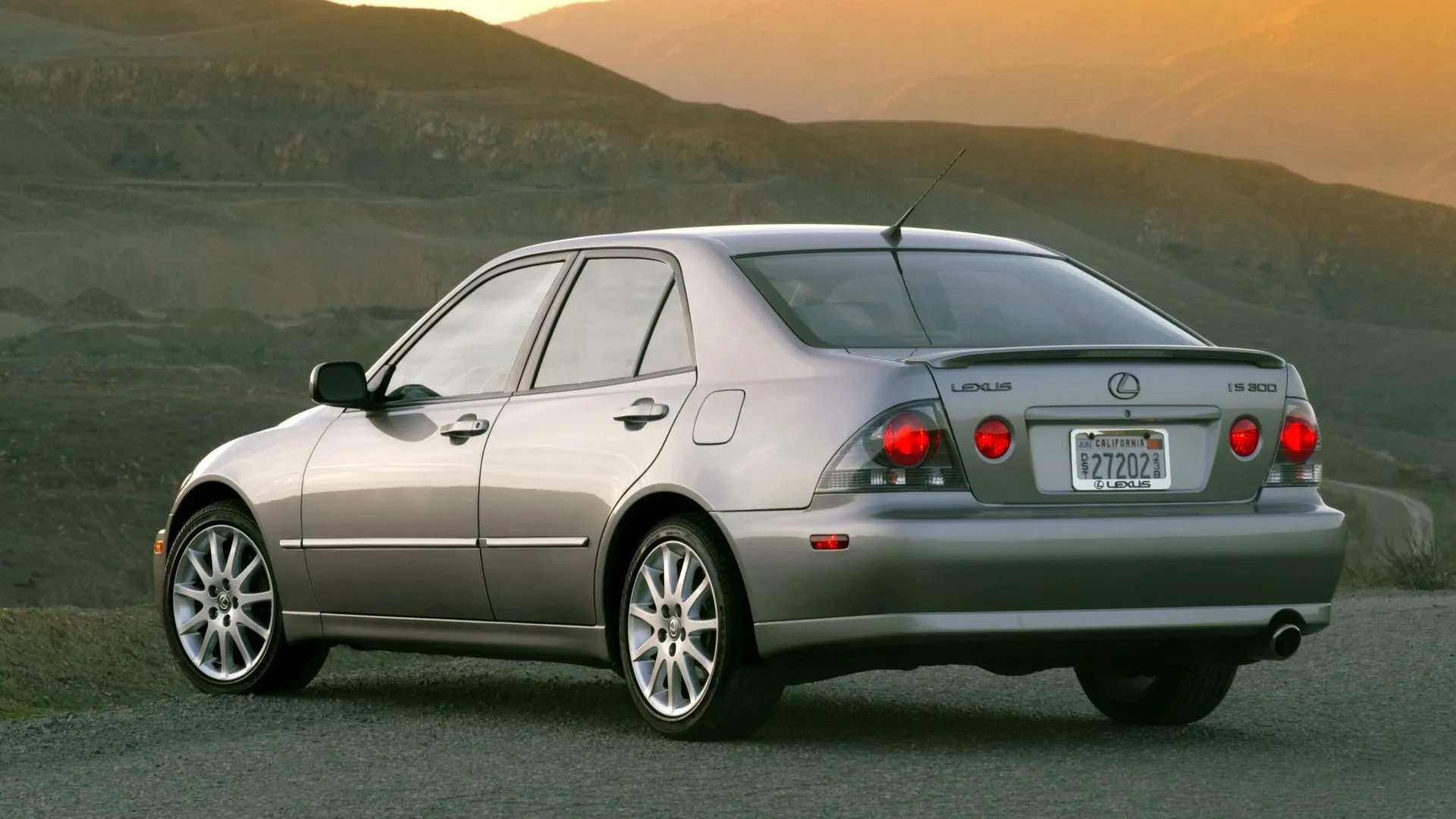 Chiếc Lexus IS300 đời 2003 màu xám bạc, mẫu sedan thể thao cỡ nhỏ nổi tiếng với động cơ bền bỉ.