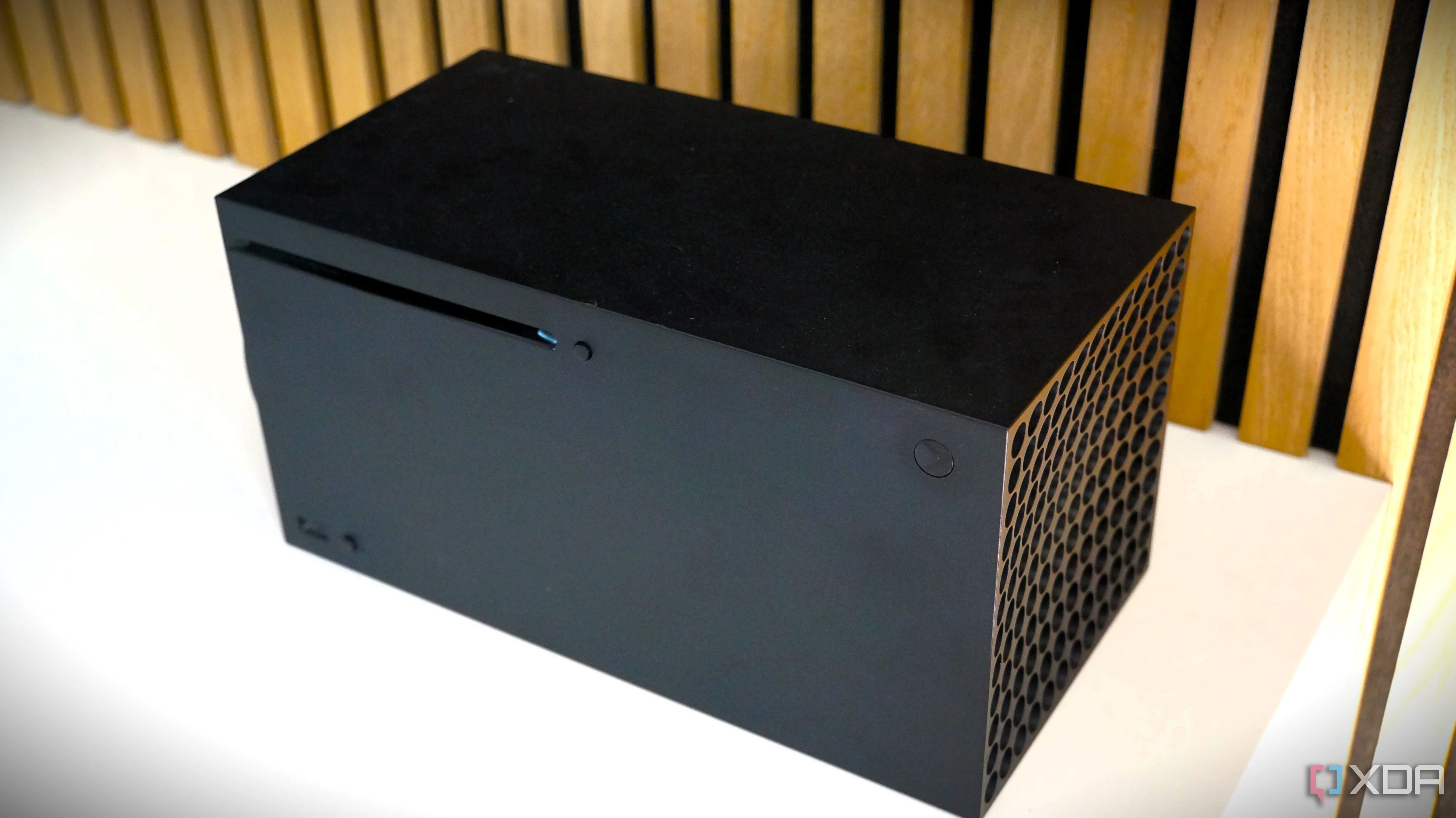 Chiếc máy chơi game Xbox hiện đại, thể hiện sự phức tạp trong cách đặt tên các thế hệ console của Microsoft
