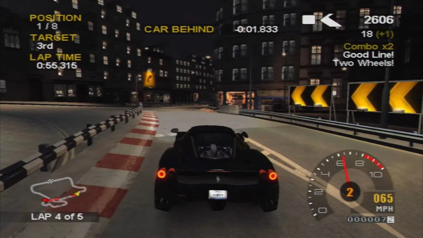 Chiếc xe đua thể thao tốc độ cao trên đường đua thành phố trong Project Gotham Racing 2