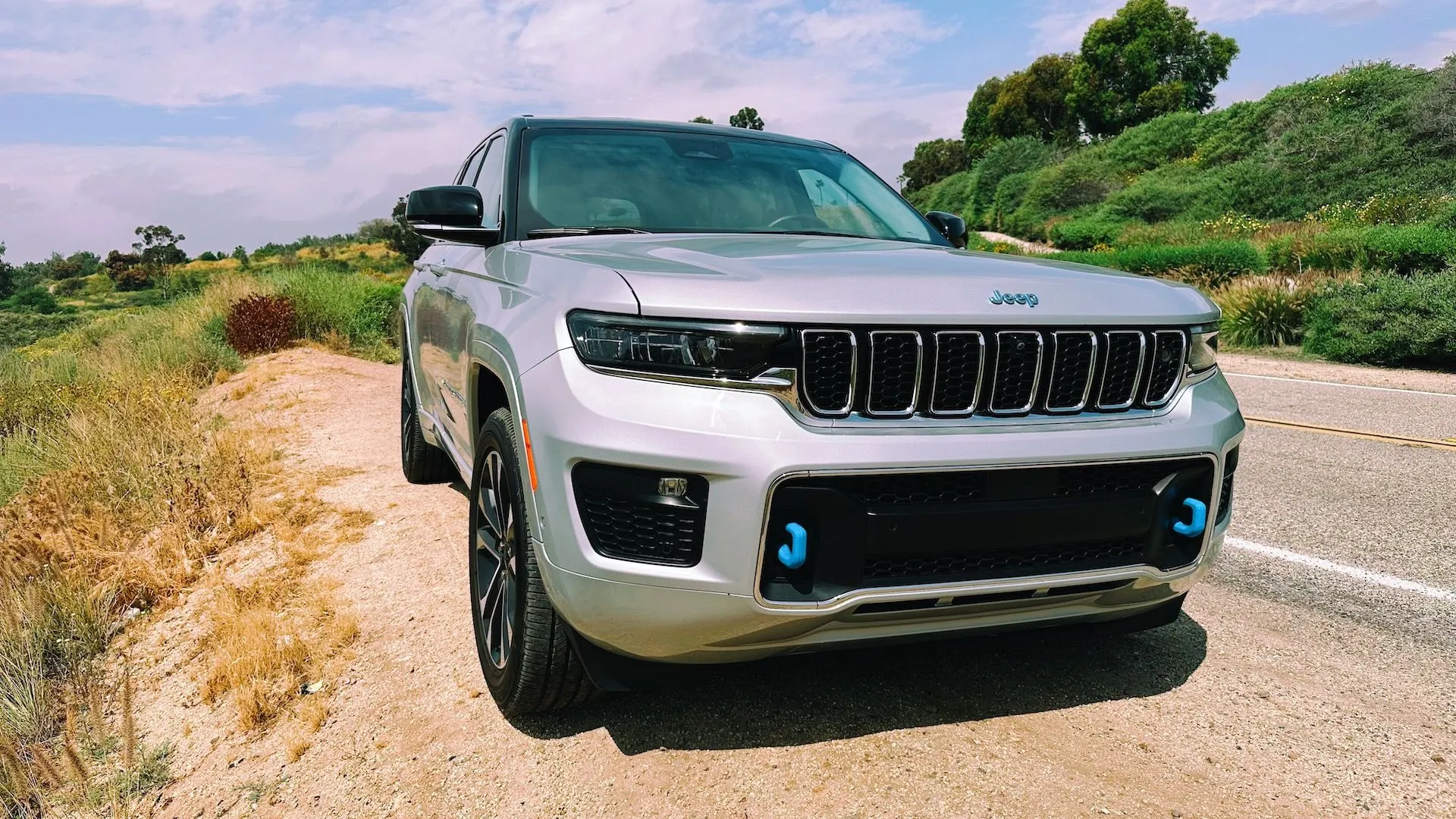 Chiếc xe Jeep đang di chuyển, minh họa cho công nghệ lái bán tự động mới từ Stellantis.