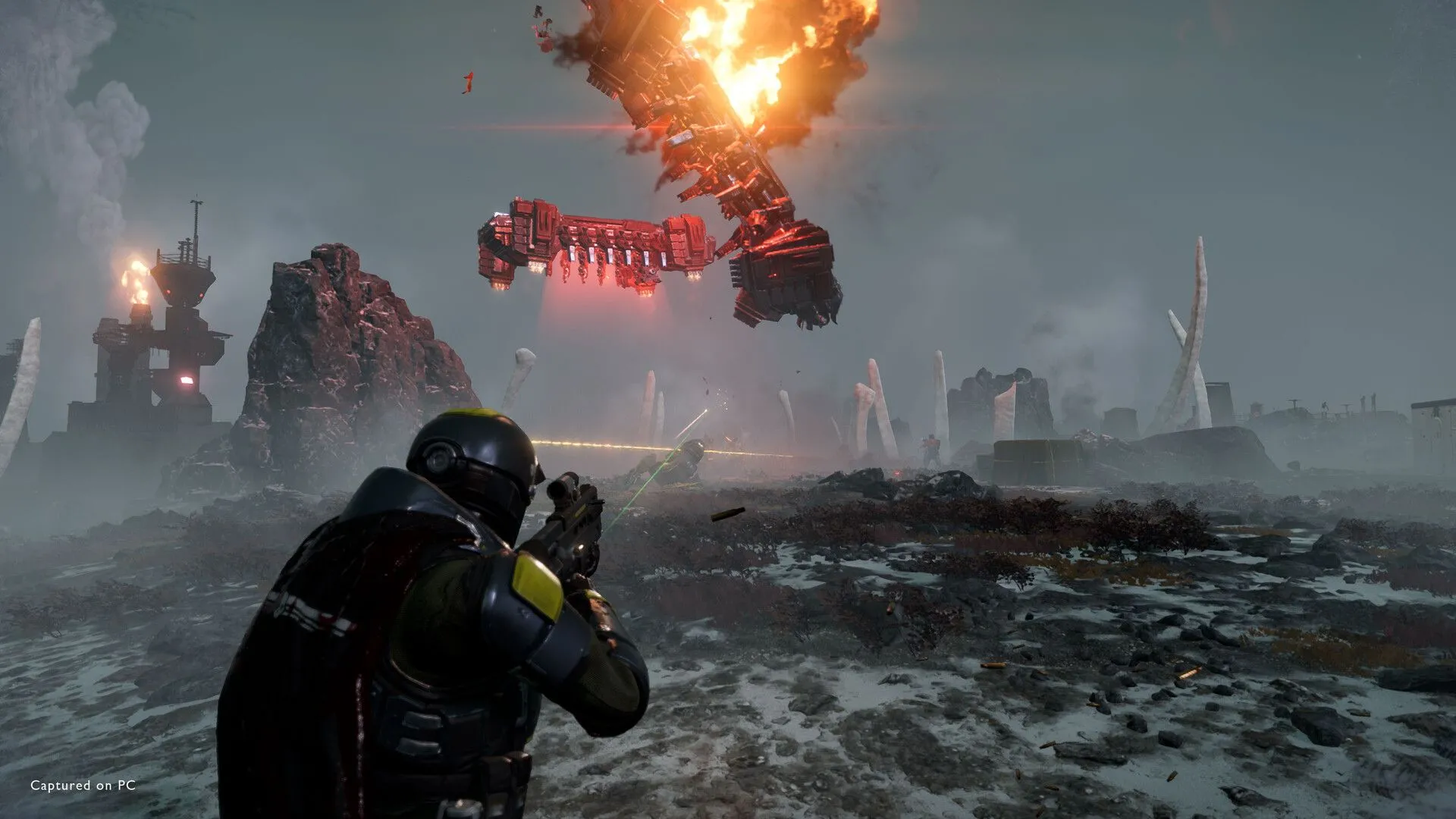 Chiến binh Helldivers 2 chiến đấu trên một hành tinh băng tuyết, phô diễn đa dạng môi trường game.