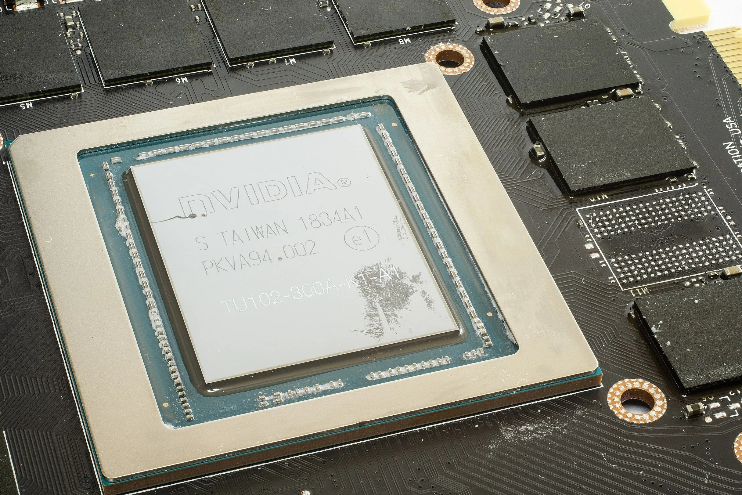 Chip GPU và các module VRAM trên bo mạch