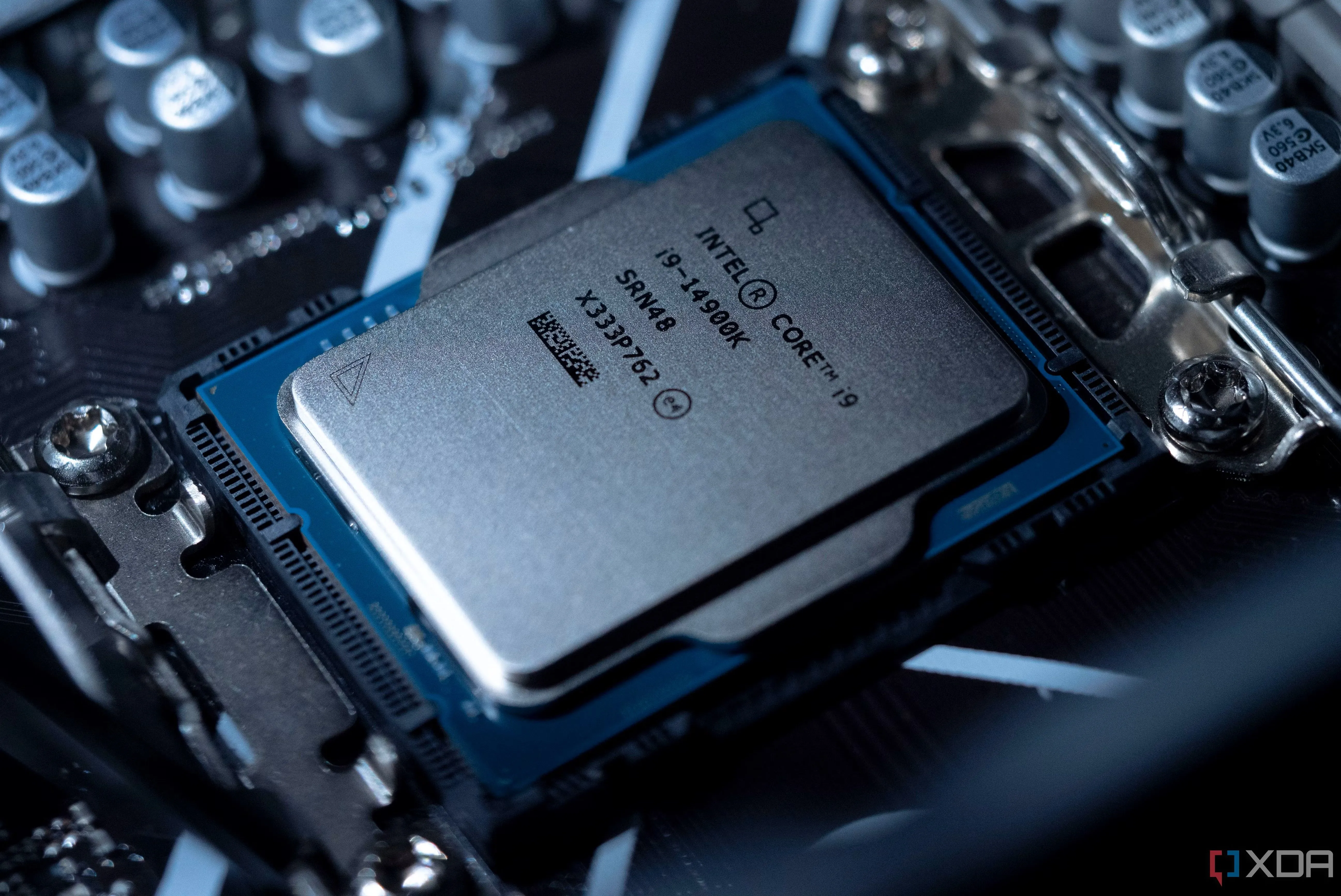 Chip Intel Core i9 14900K được lắp vào socket trên bo mạch chủ, thể hiện công nghệ vi xử lý hiện đại