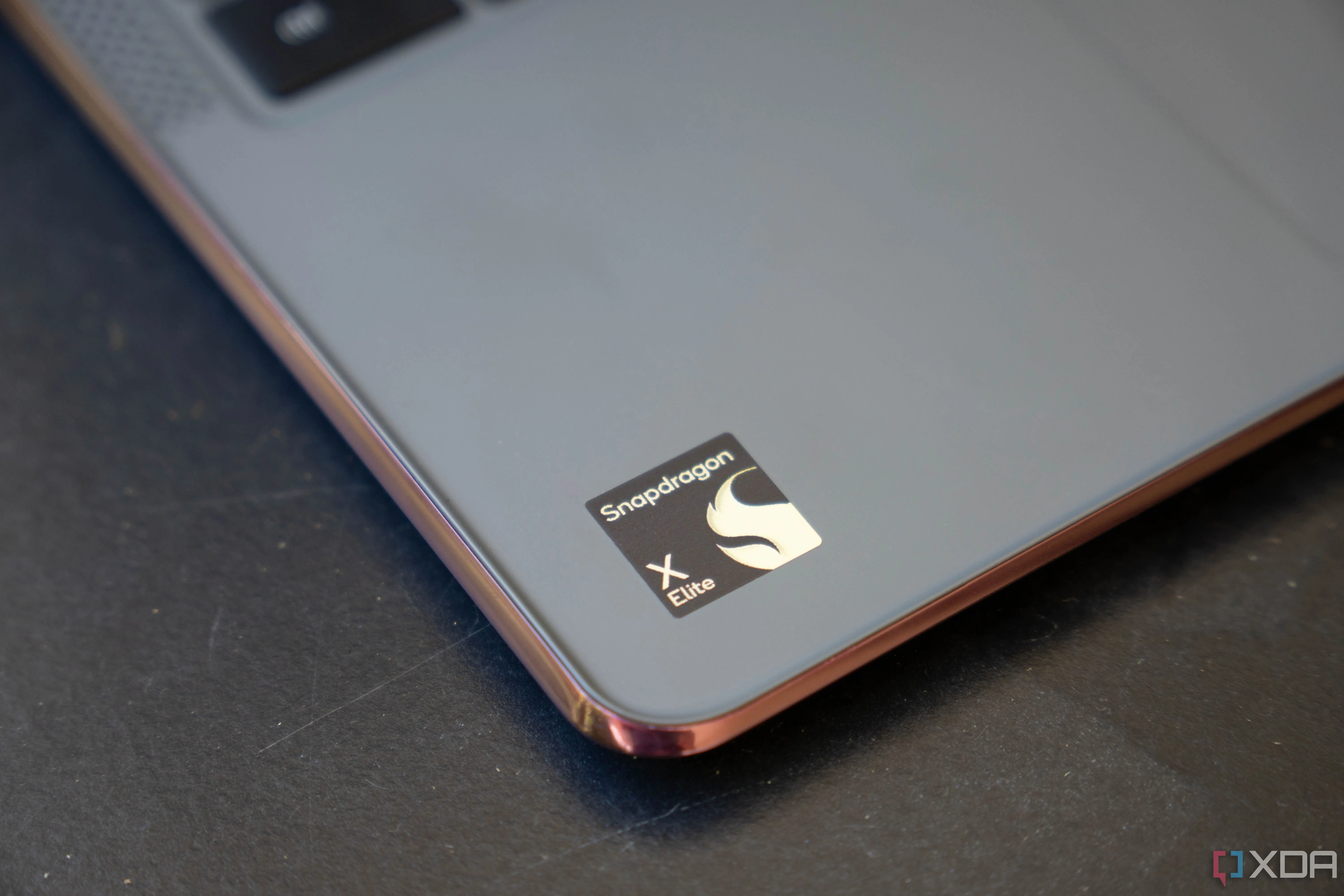 Chip Qualcomm Snapdragon X Elite với logo và viền màu xanh, tượng trưng cho sức mạnh xử lý và đồ họa