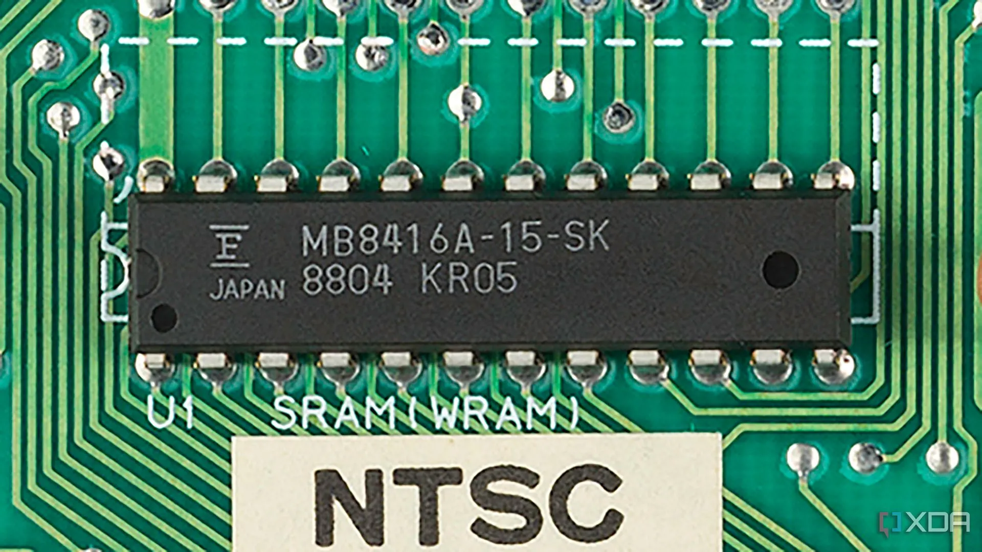 Chip WRAM 2KB (BR6216C-10LL) trên bo mạch NES, nơi lưu trữ dữ liệu tạm thời cần thiết cho hoạt động của game
