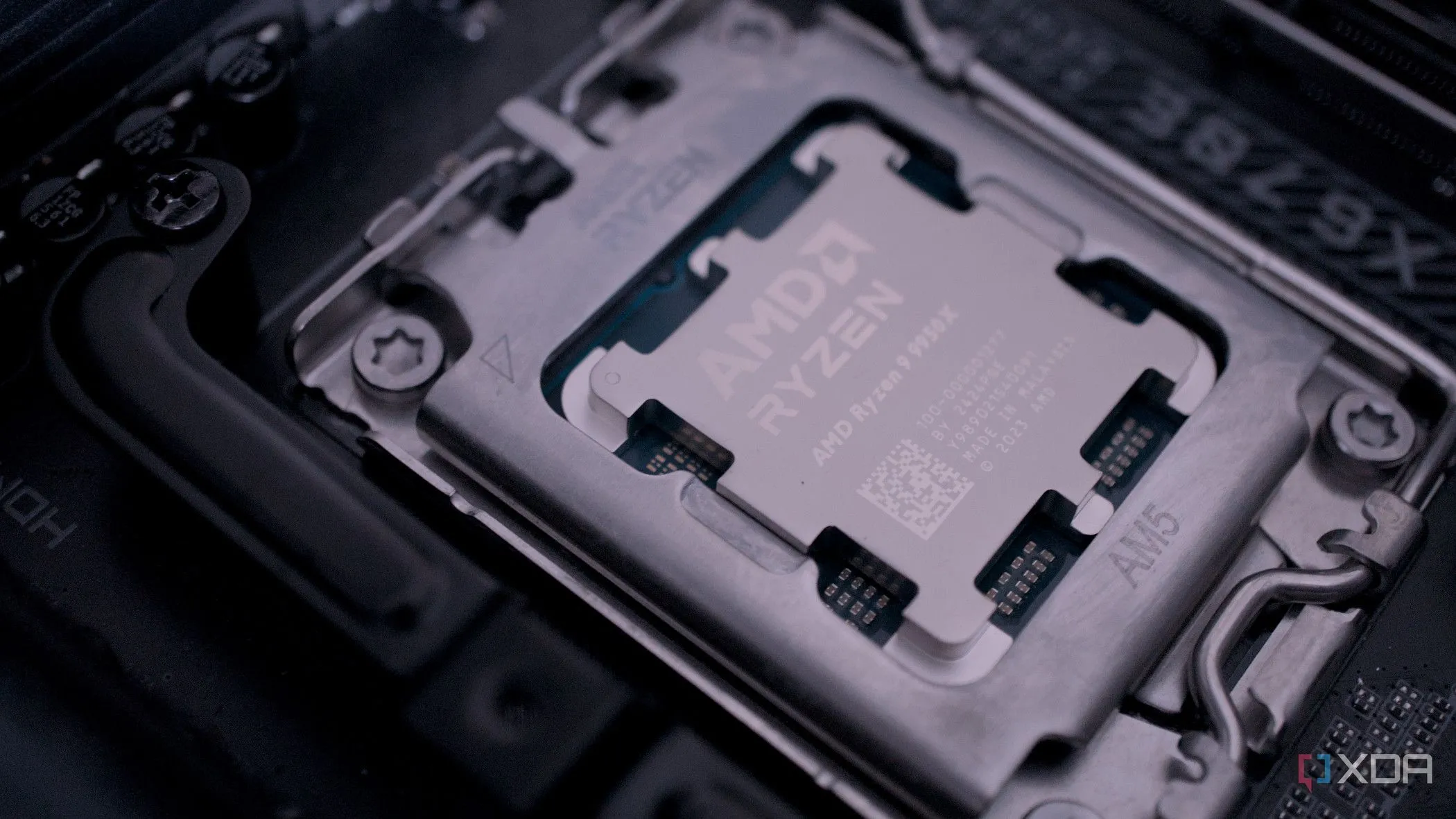 Chip xử lý AMD Ryzen 9 9950X được gắn chặt, thể hiện sự phức tạp của CPU và tầm quan trọng của việc undervolt an toàn thay vì overclock rủi ro.