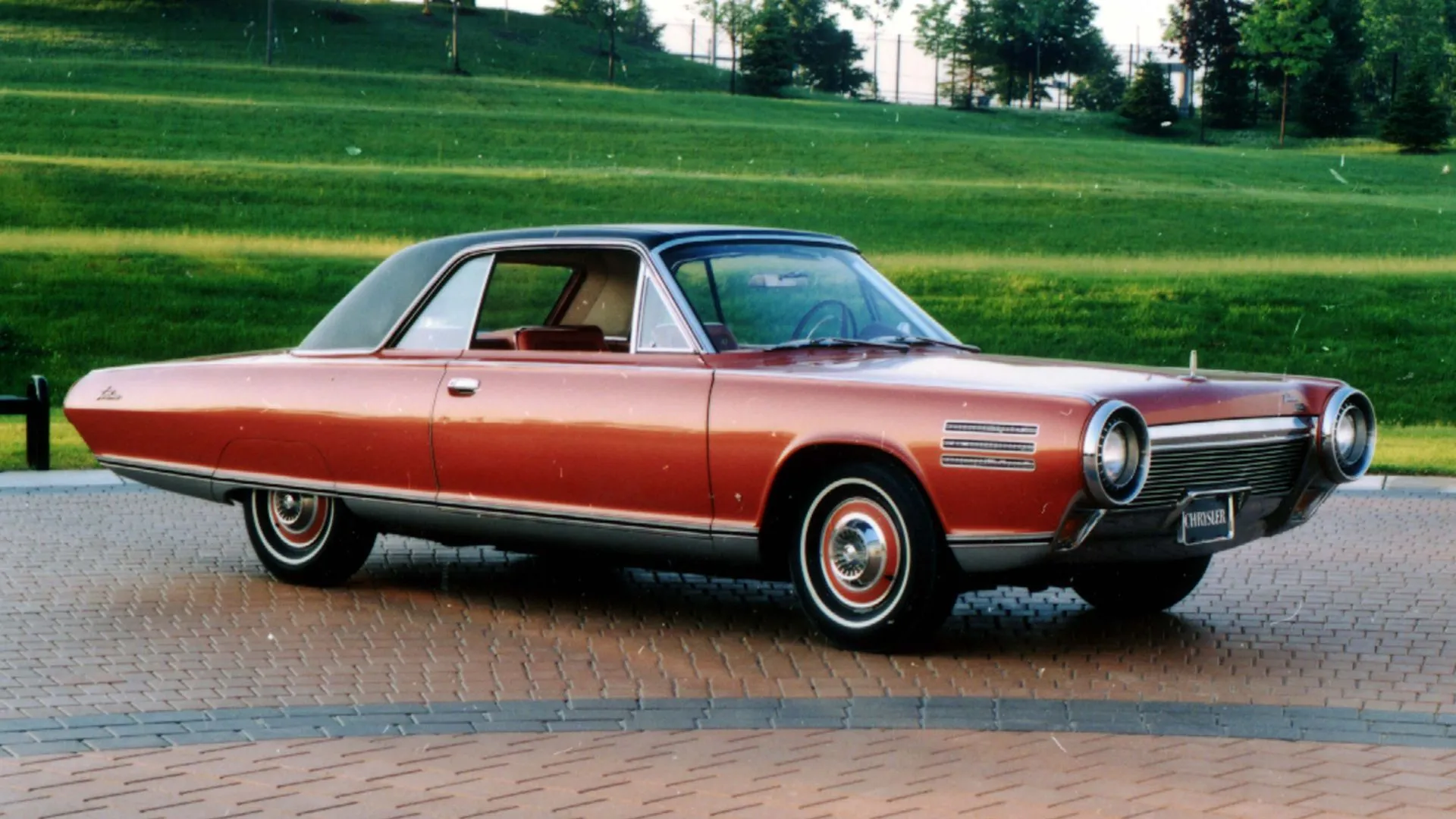 Chrysler Turbine Car màu cam năm 1963, xe thử nghiệm động cơ turbine tiên tiến.