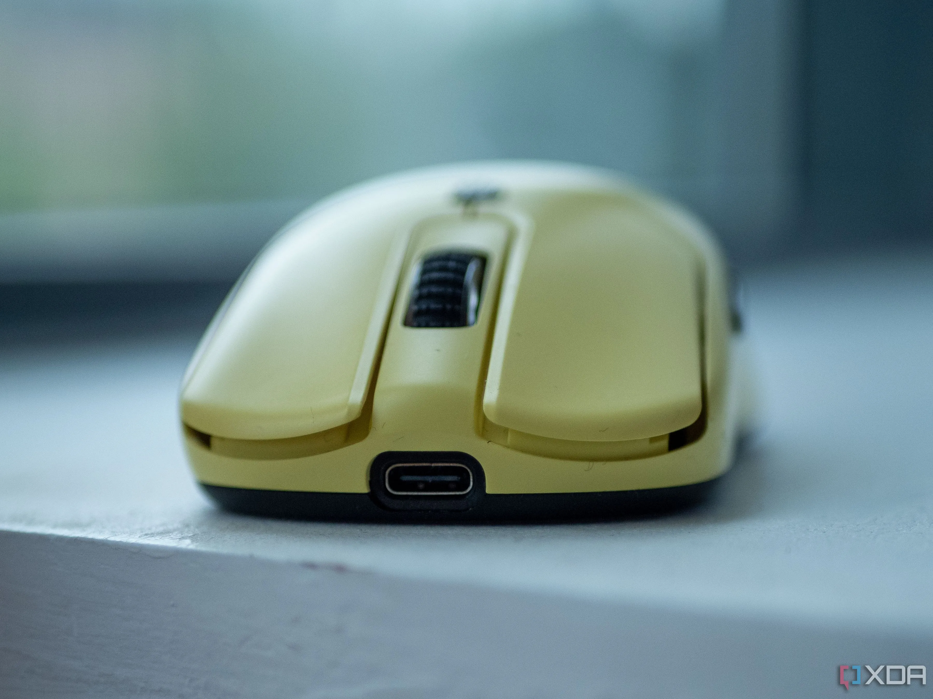 Chuột gaming VAXEE XE-S màu đen với logo màu trắng trên bàn