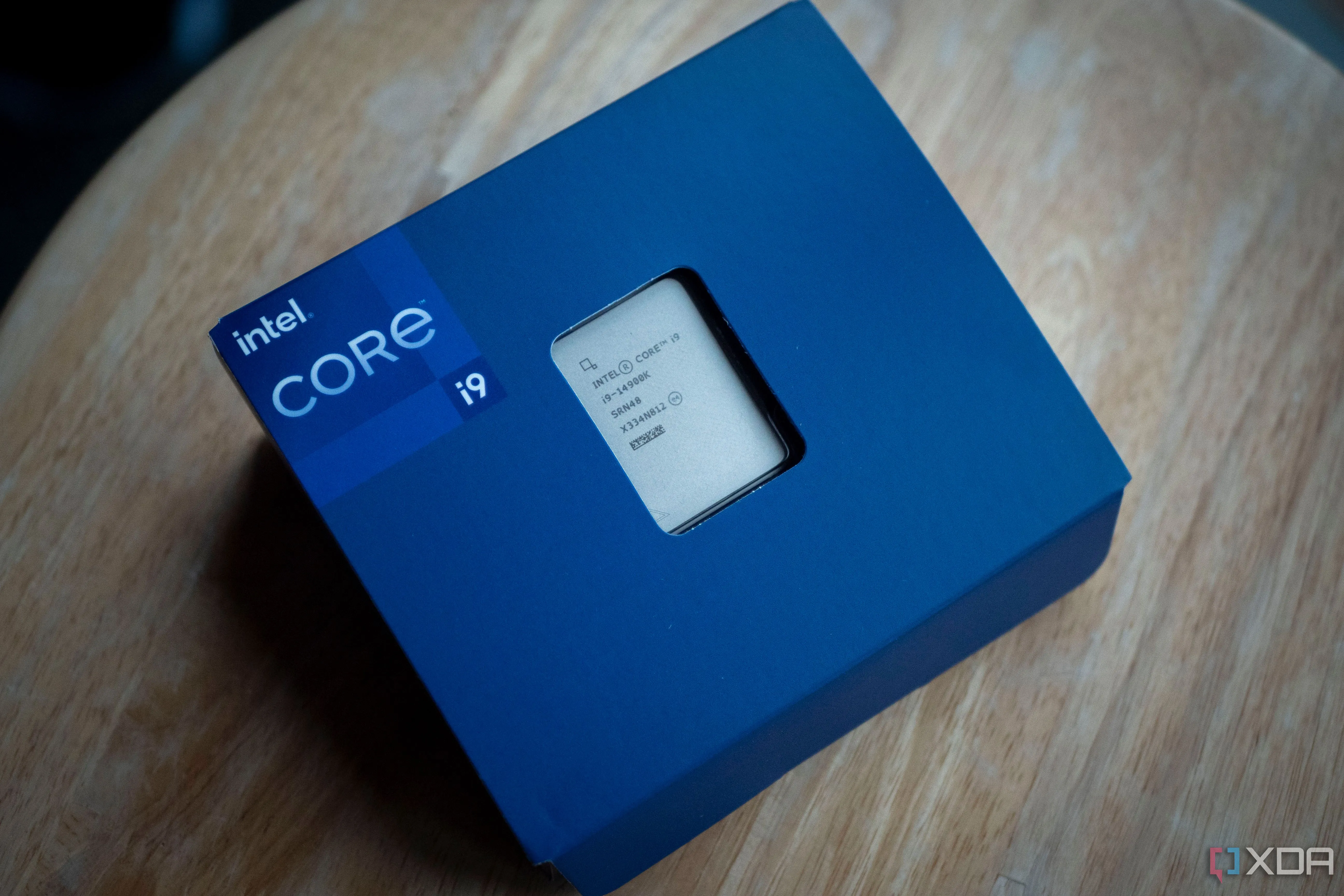 Chuyên gia ép xung đang đổ nitơ lỏng vào một bình chứa gắn trên CPU của bo mạch chủ, minh họa phương pháp làm mát bằng nitơ lỏng cực hạn.