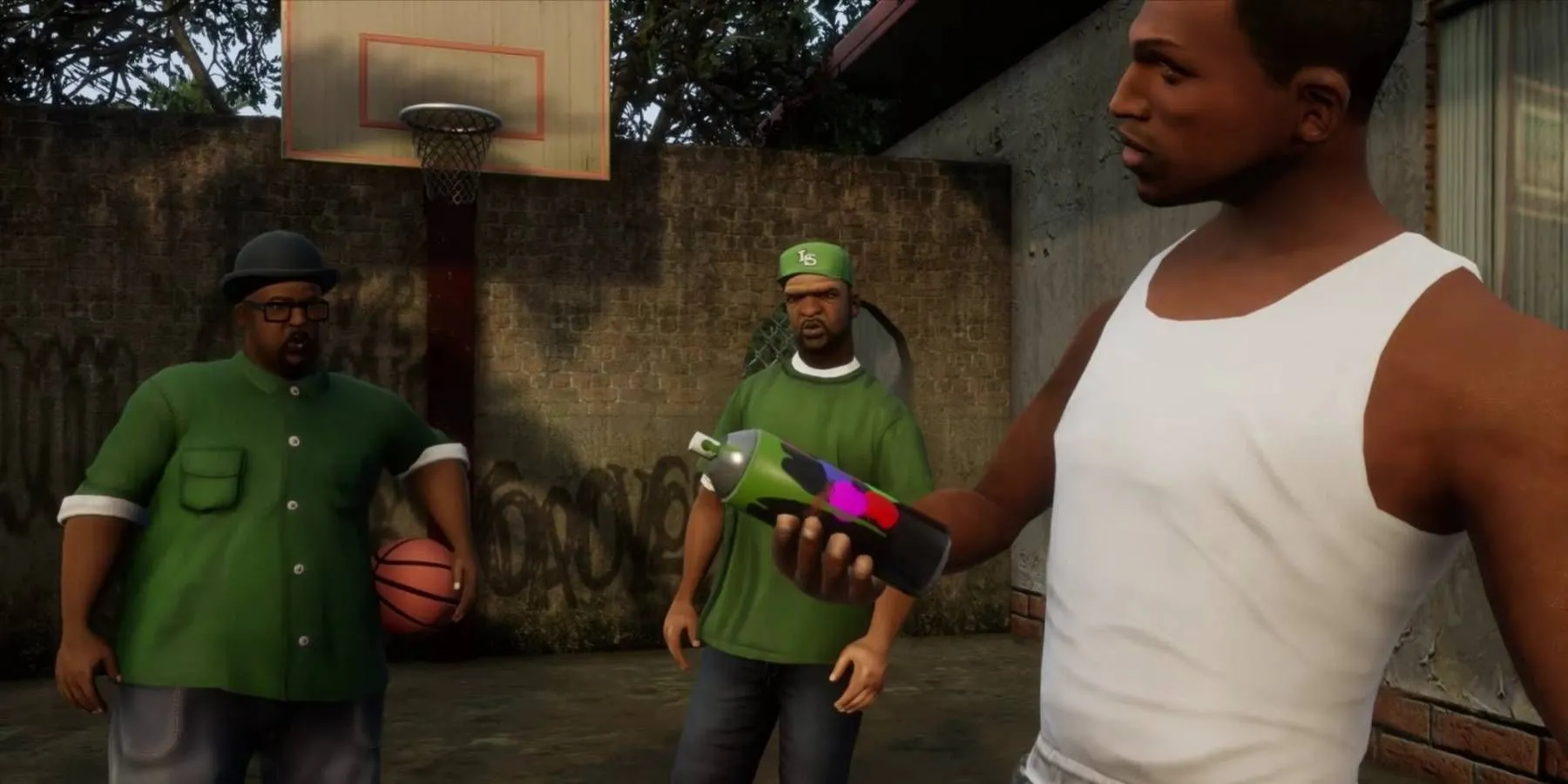 CJ chuẩn bị vẽ graffiti trong khi Sweet và Big Smoke chơi bóng rổ ở Grove Street, Grand Theft Auto San Andreas