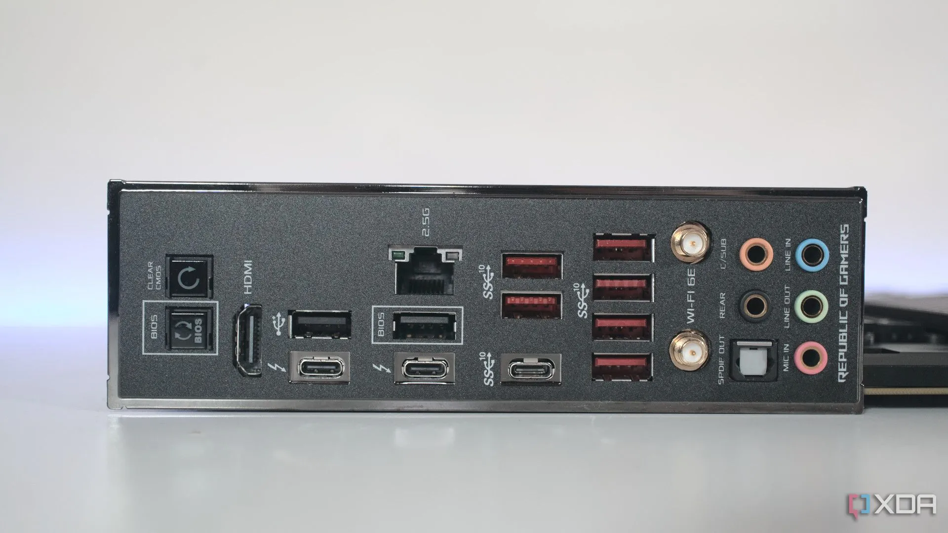 Cổng I/O phía sau của bo mạch chủ ASUS ROG Maximus Z690 Hero