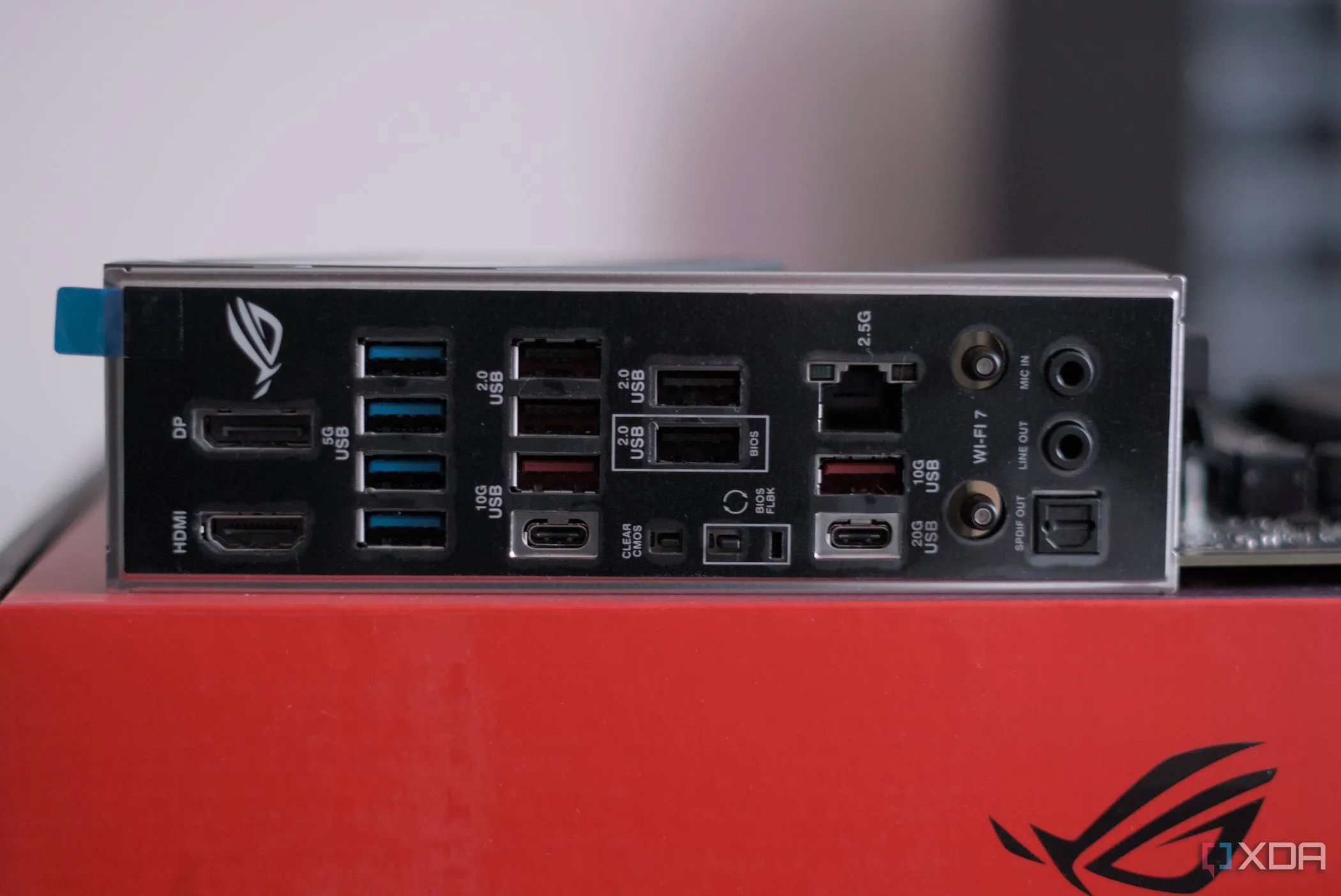 Cổng I/O phía sau của bo mạch chủ Asus ROG Strix B850-F Gaming WiFi, thể hiện các kết nối tiên tiến