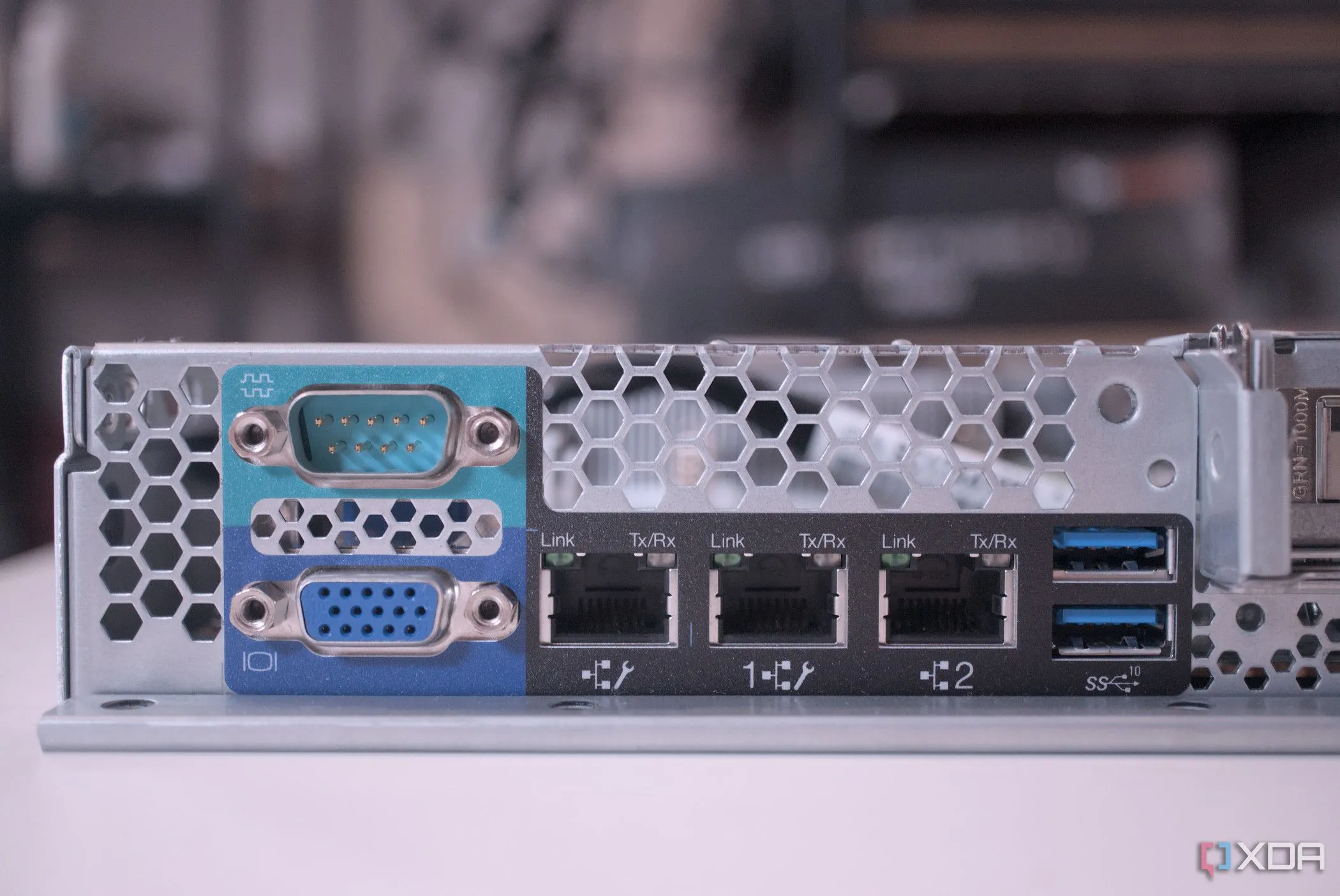 Cổng kết nối phía sau máy chủ Lenovo ThinkServer SR250 V2, minh họa cho phần cứng home lab.