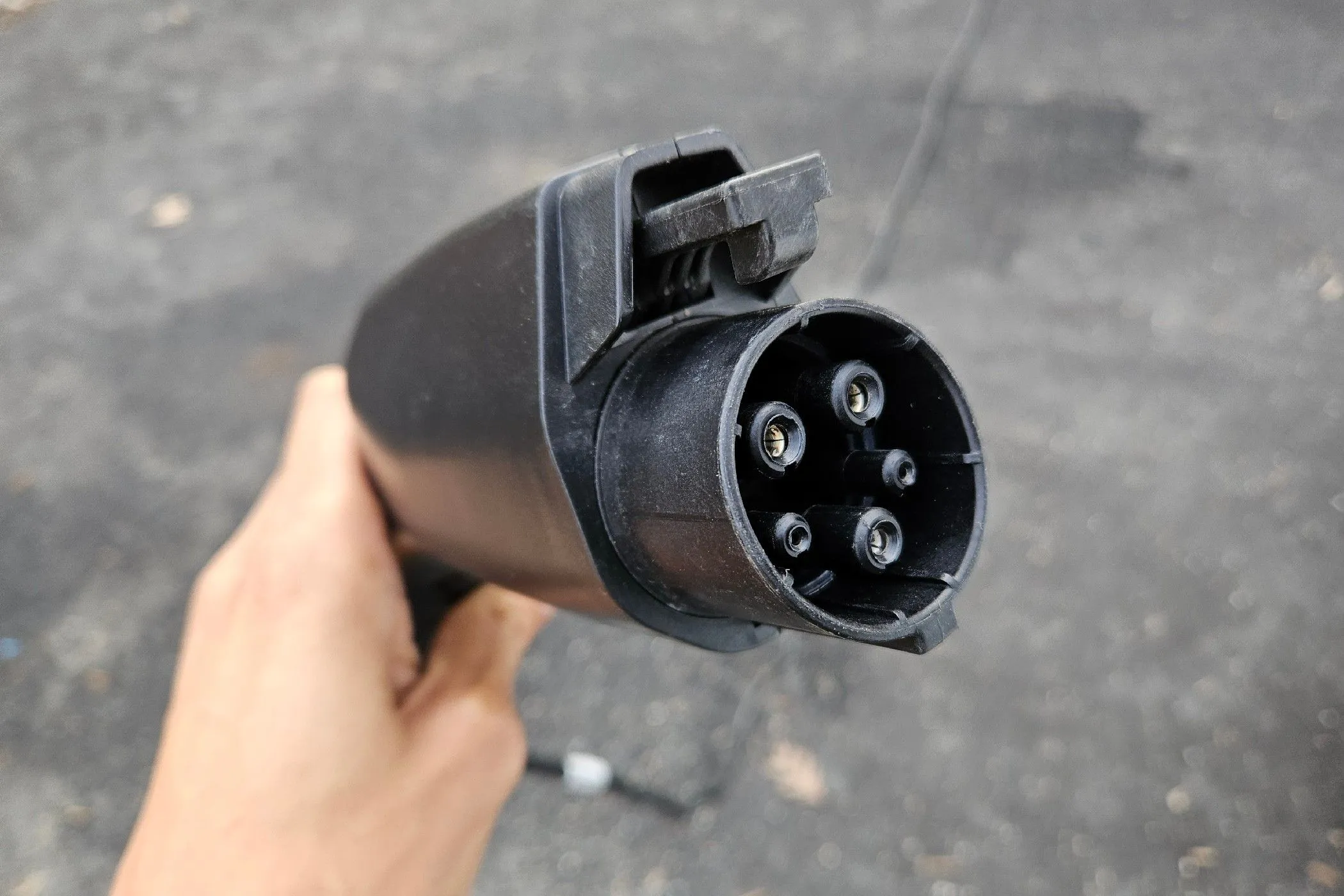 Cổng sạc J1772 phổ biến cho xe điện
