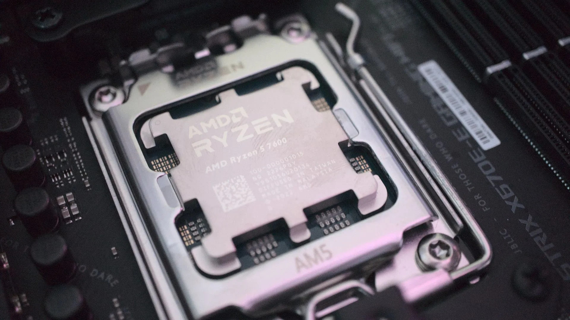 CPU AMD Ryzen 5 7600 được lắp đặt trên bo mạch chủ, minh họa một linh kiện PC phổ biến khi người dùng build máy tính.