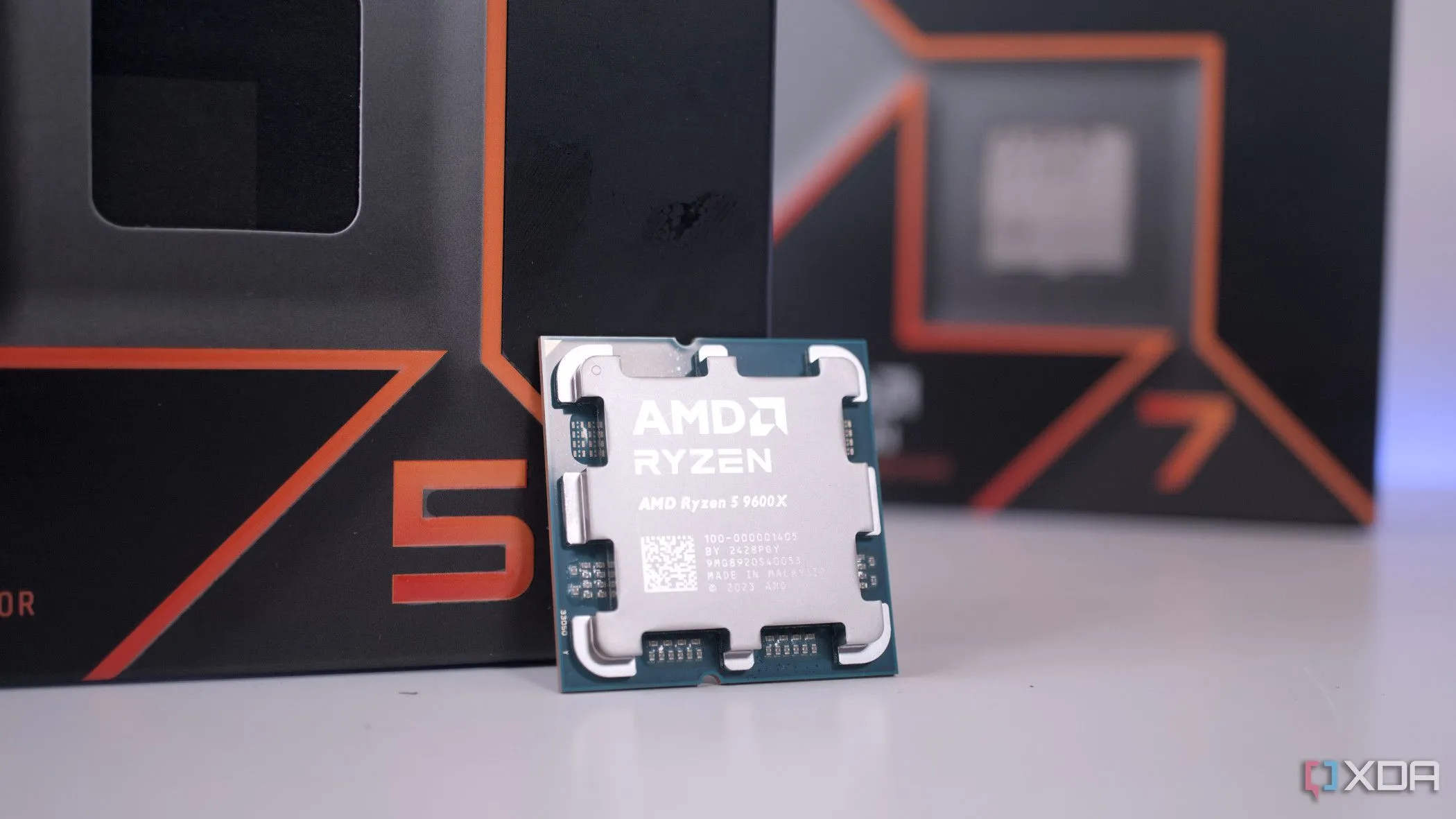 CPU AMD Ryzen 5 9600X đặt trước hộp Ryzen 7, so sánh giữa chip 6 nhân và 8 nhân trong lựa chọn xây dựng PC