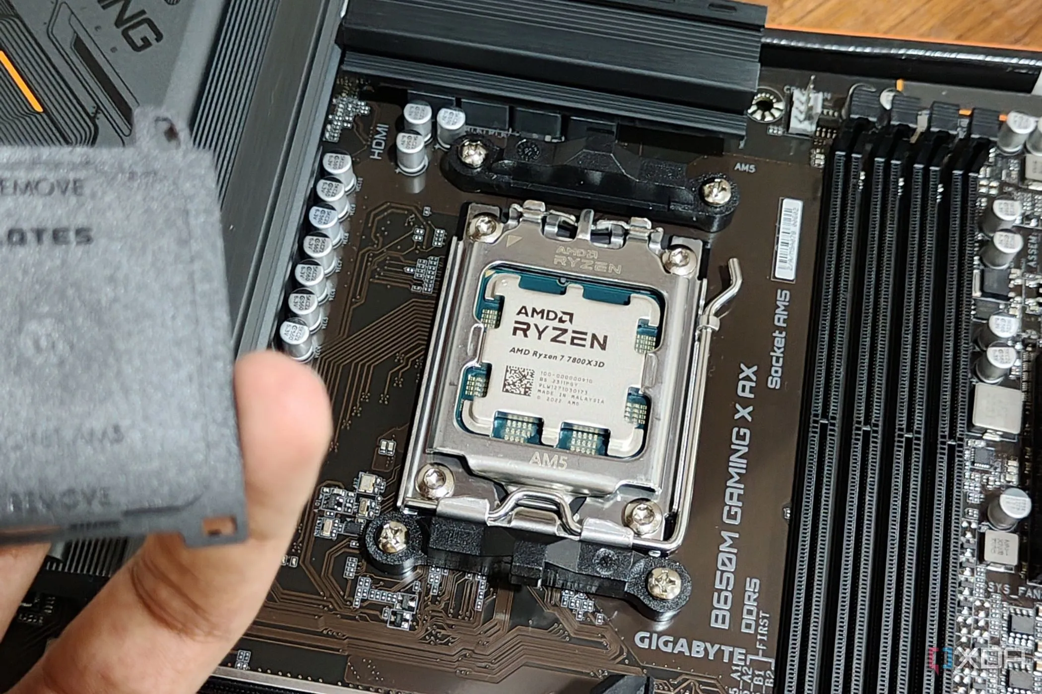 CPU AMD Ryzen 7 7800X3D được lắp trên bo mạch chủ, minh họa linh kiện quan trọng của PC