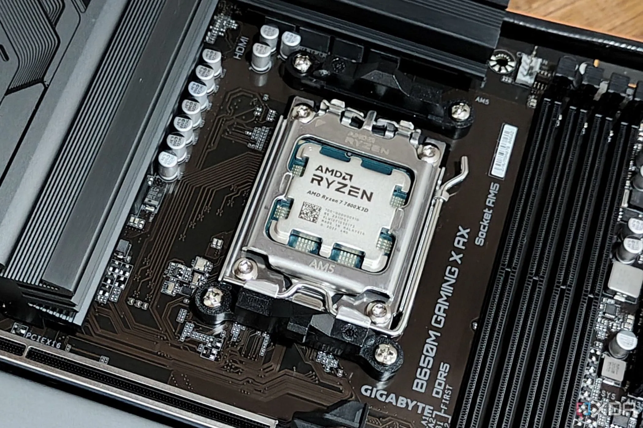 CPU AMD Ryzen 7 7800X3D lắp đặt trên bo mạch chủ, minh họa cho việc nâng cấp vi xử lý